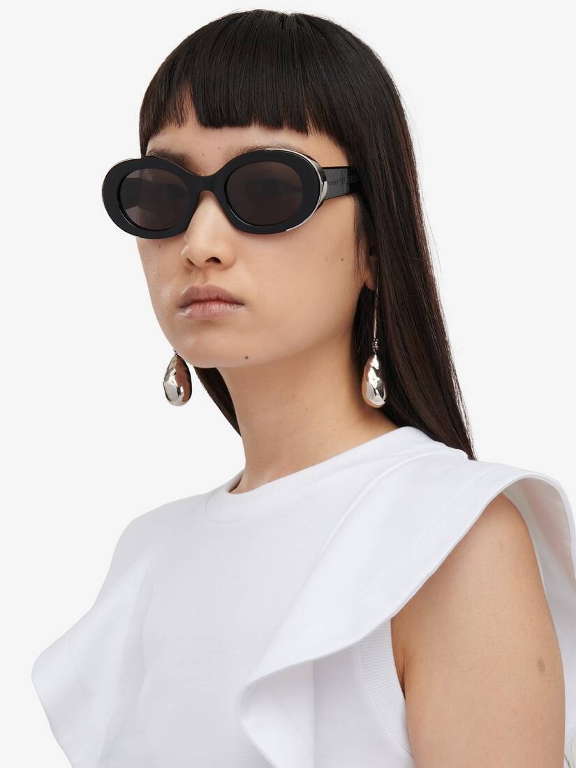 Women's The Grip Oval Sunglasses in Black/smoke - 2