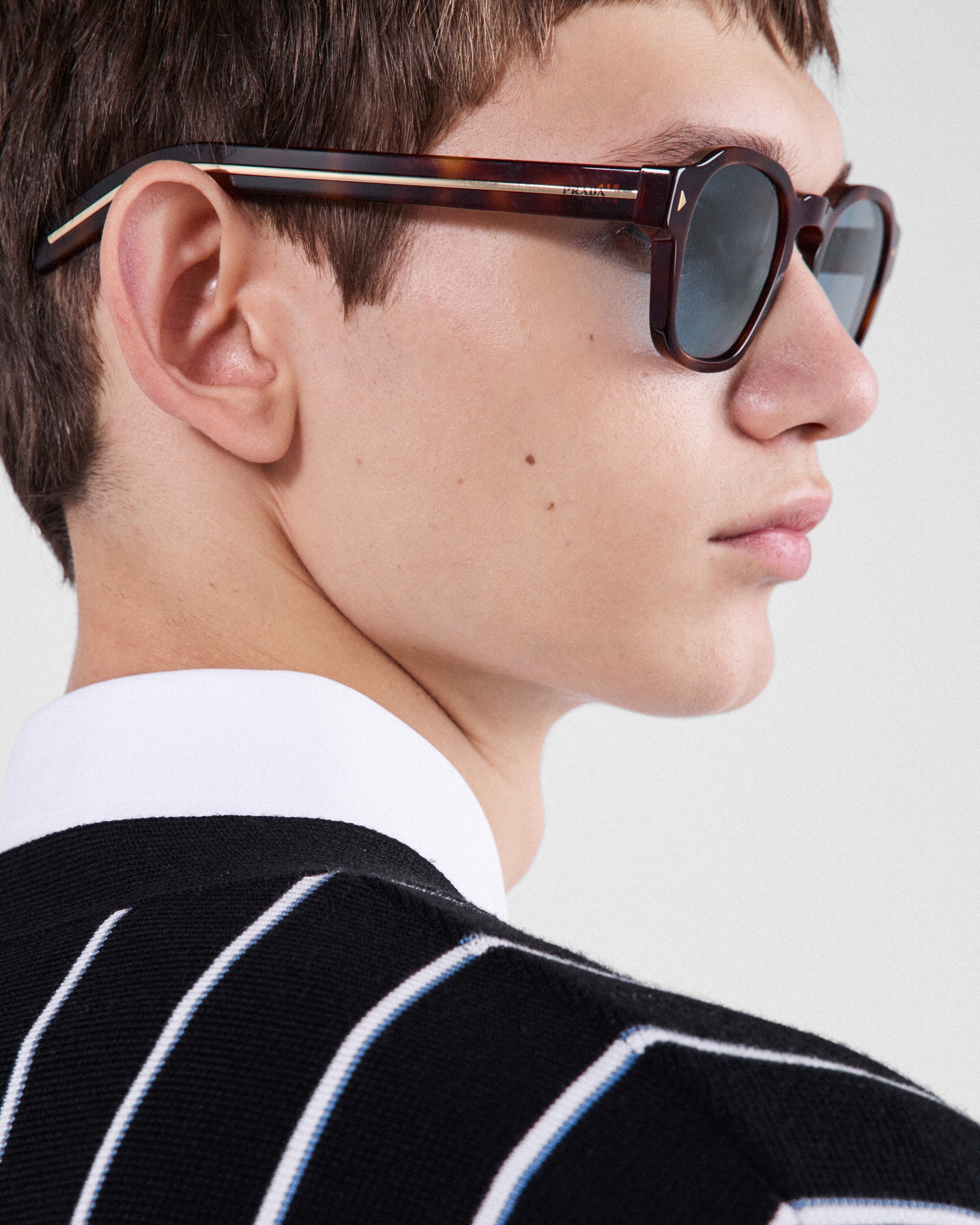 Sunglasses with the iconic metal plaque - 6