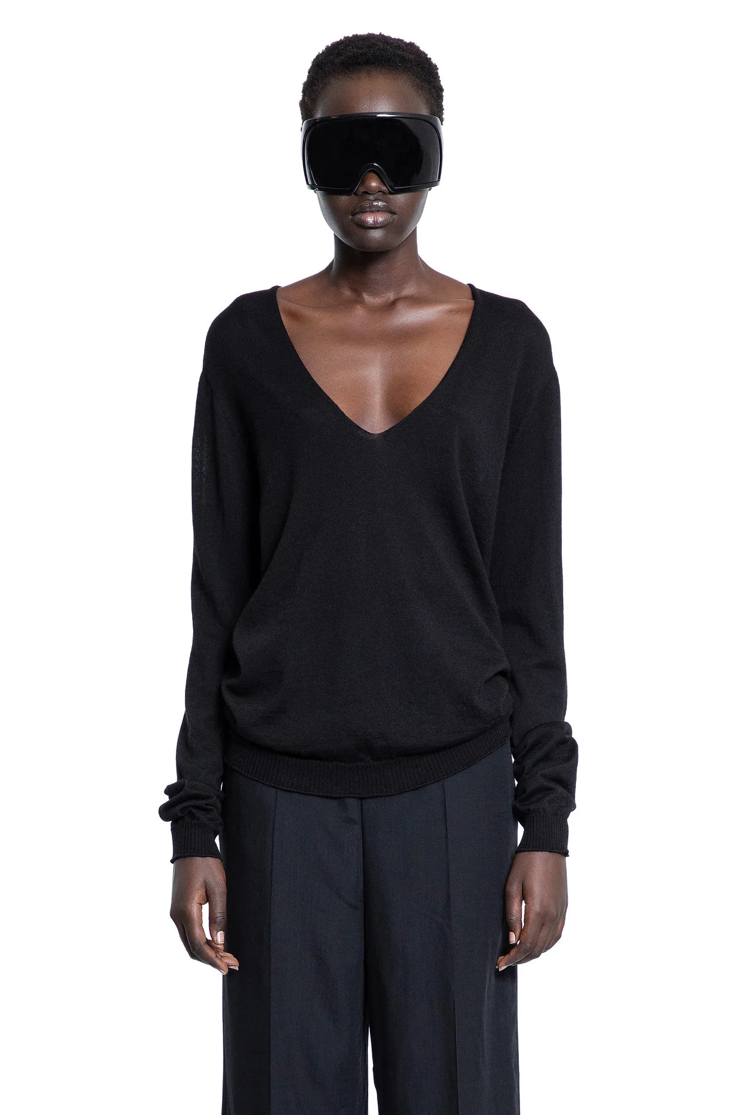 Hollywood-V-Neck-In-Lightweight-Rasato-Knit - 5