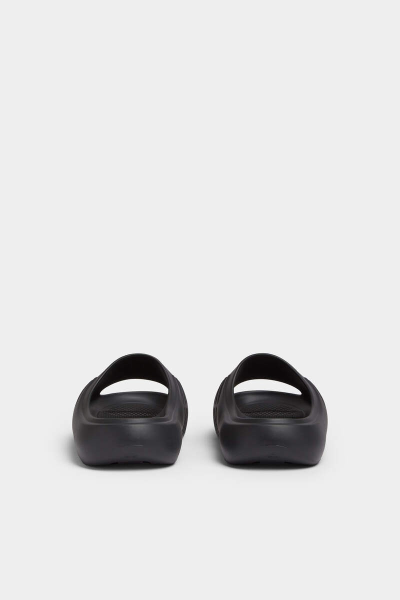 DSQUARED2 CANADIAN LEAF SLIDES outlook