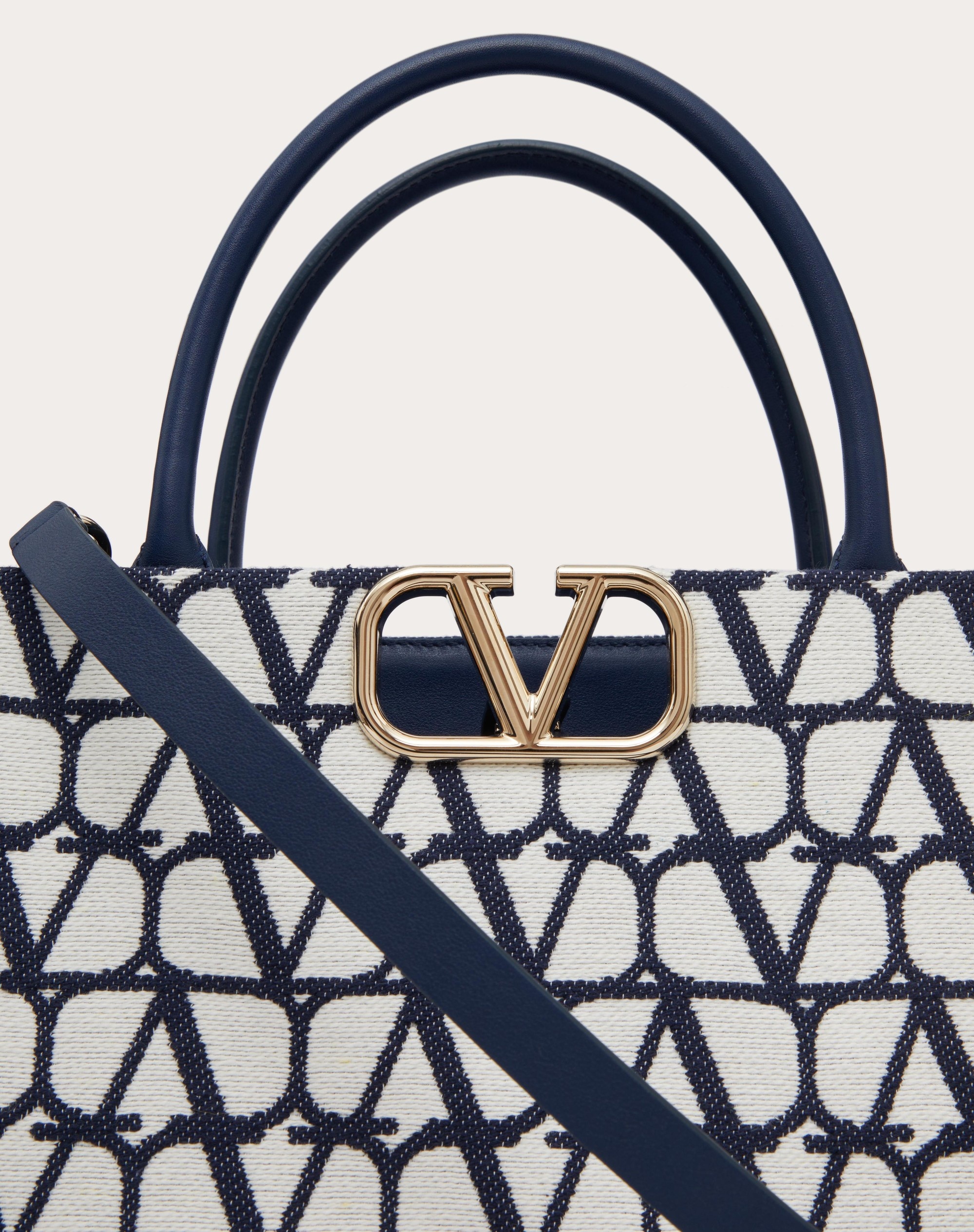 MEDIUM VLOGO SIGNATURE HANDBAG IN COTTON TOILE ICONOGRAPHE - 8