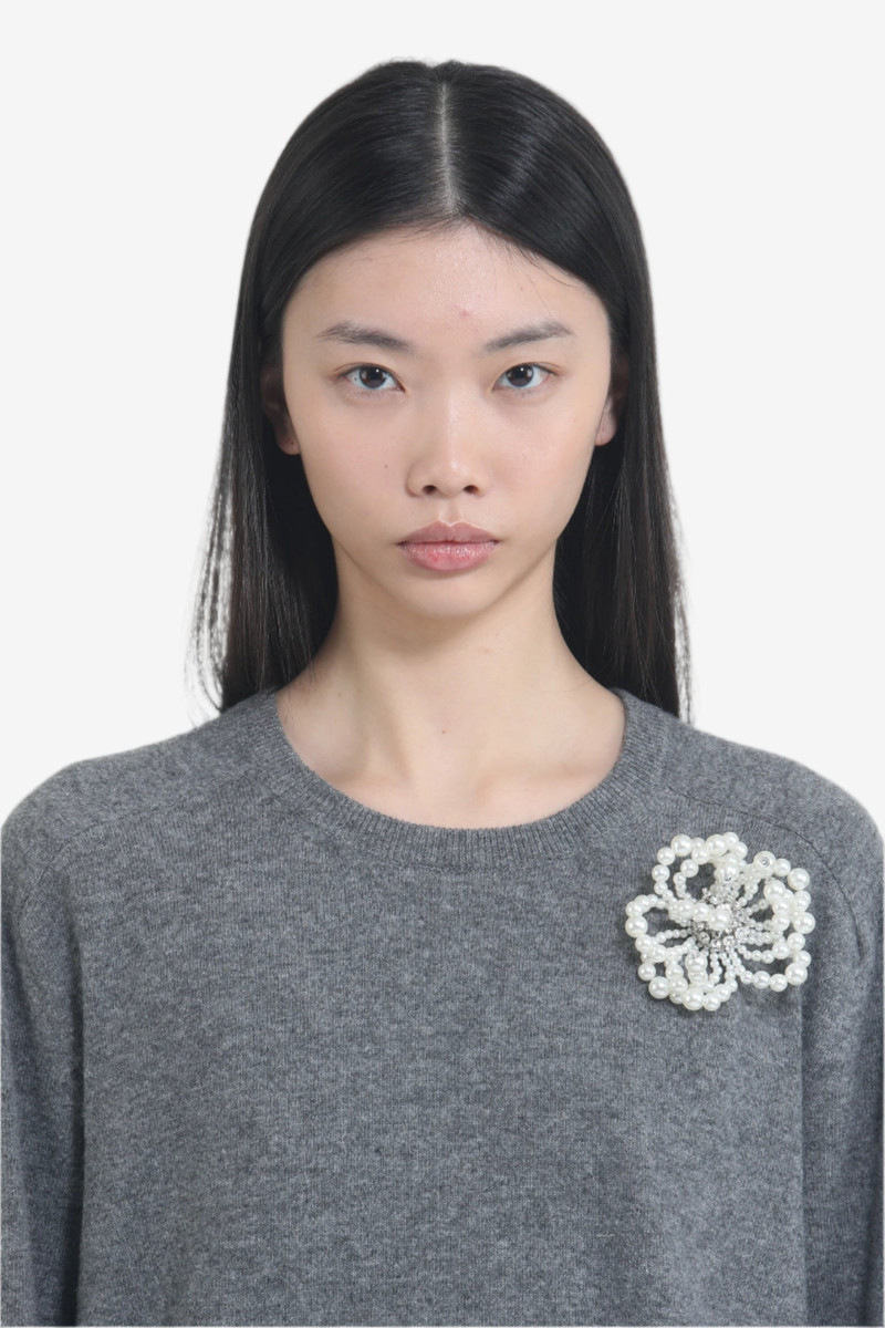 FLOWER-SHAPED PEARL BROOCH 1