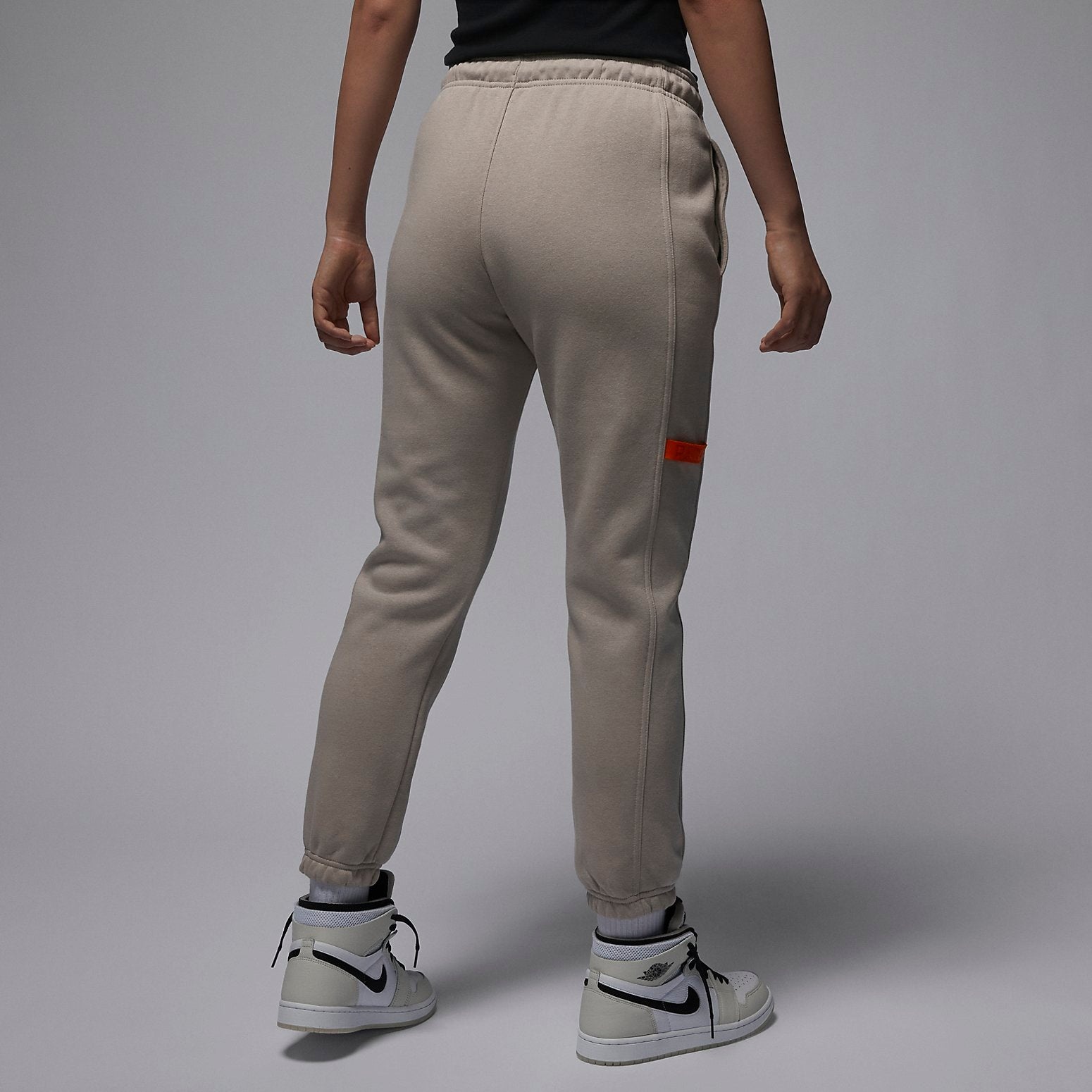 (WMNS) Air Jordan x Paris Saint-Germain Sweatpants 'Stone' FD6998-230 - 6