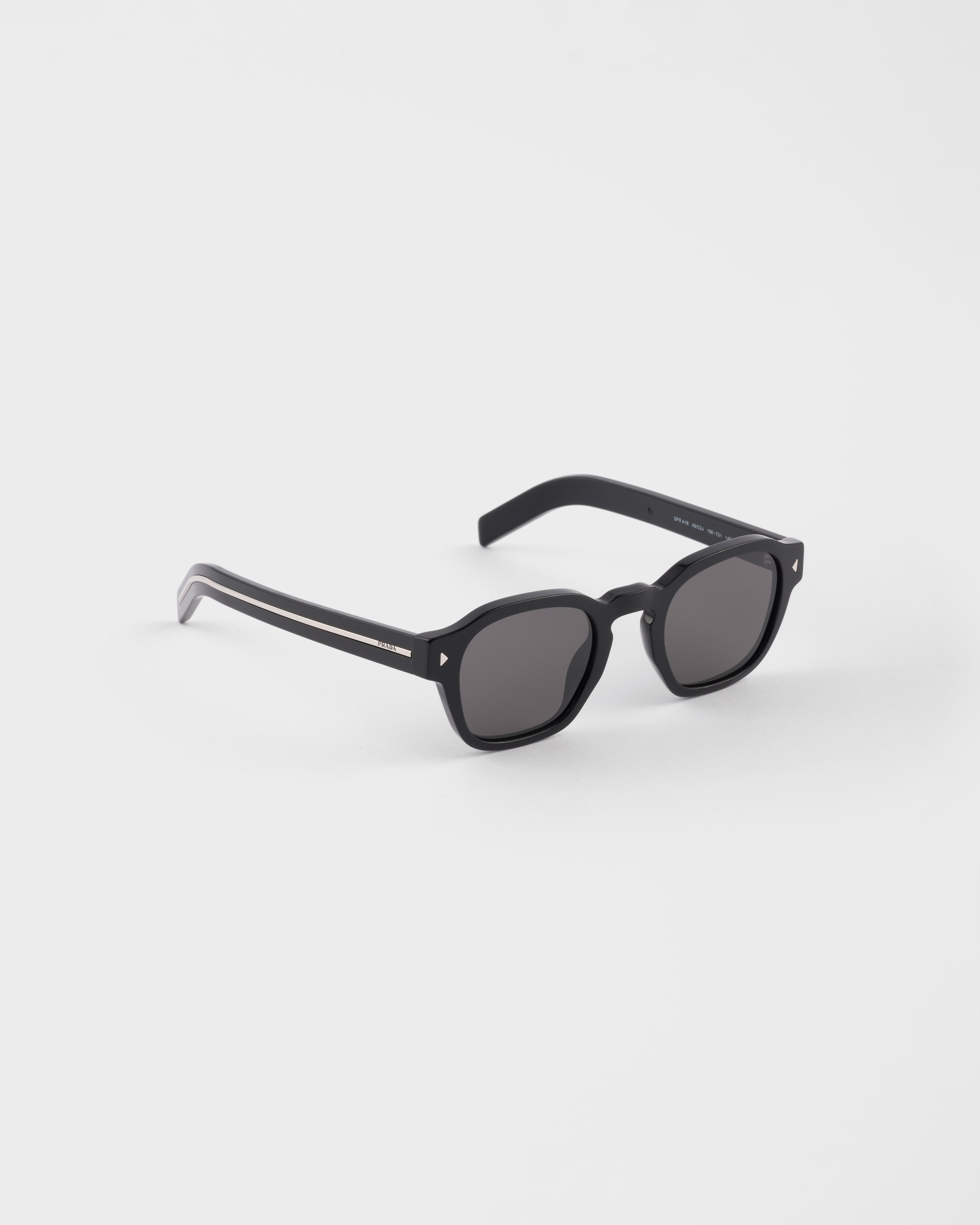 Sunglasses with the iconic metal plaque - 3