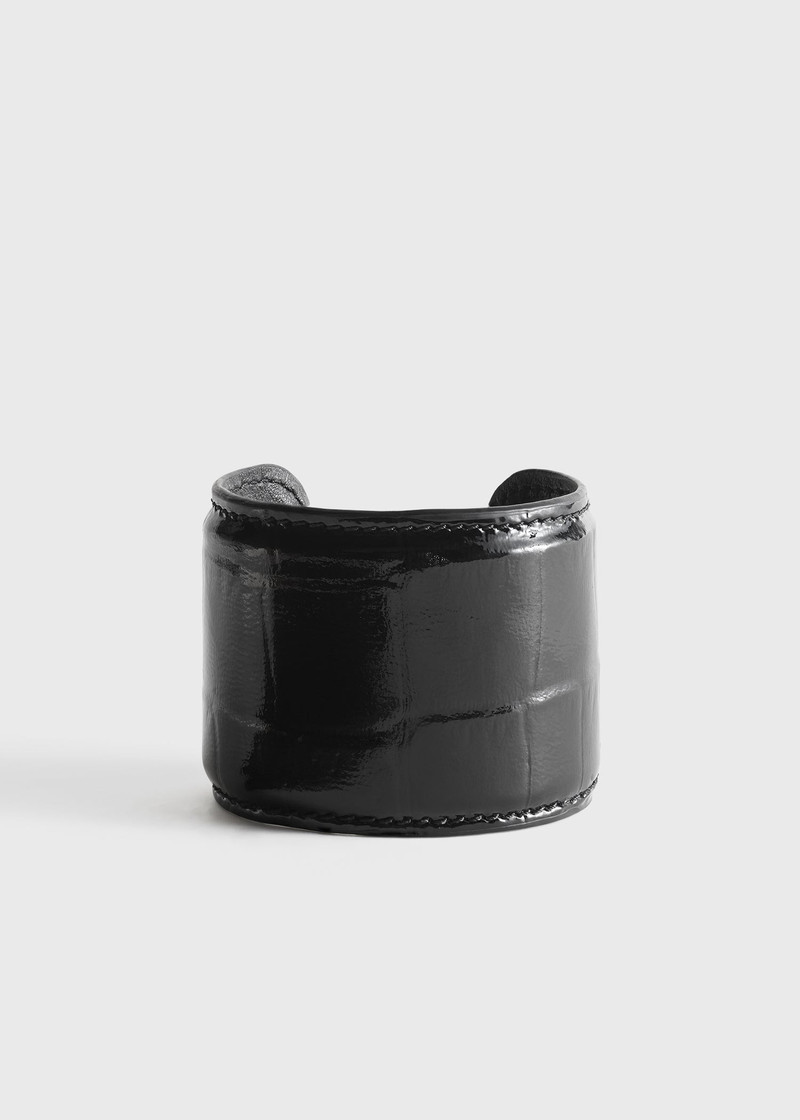 Croco-embossed cuff black 8