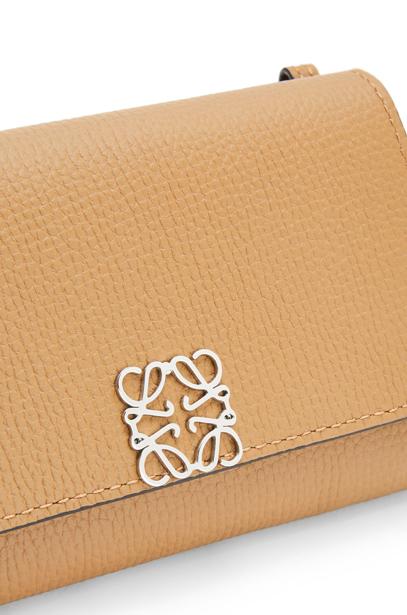 Anagram wallet on chain in pebble grain calfskin 5