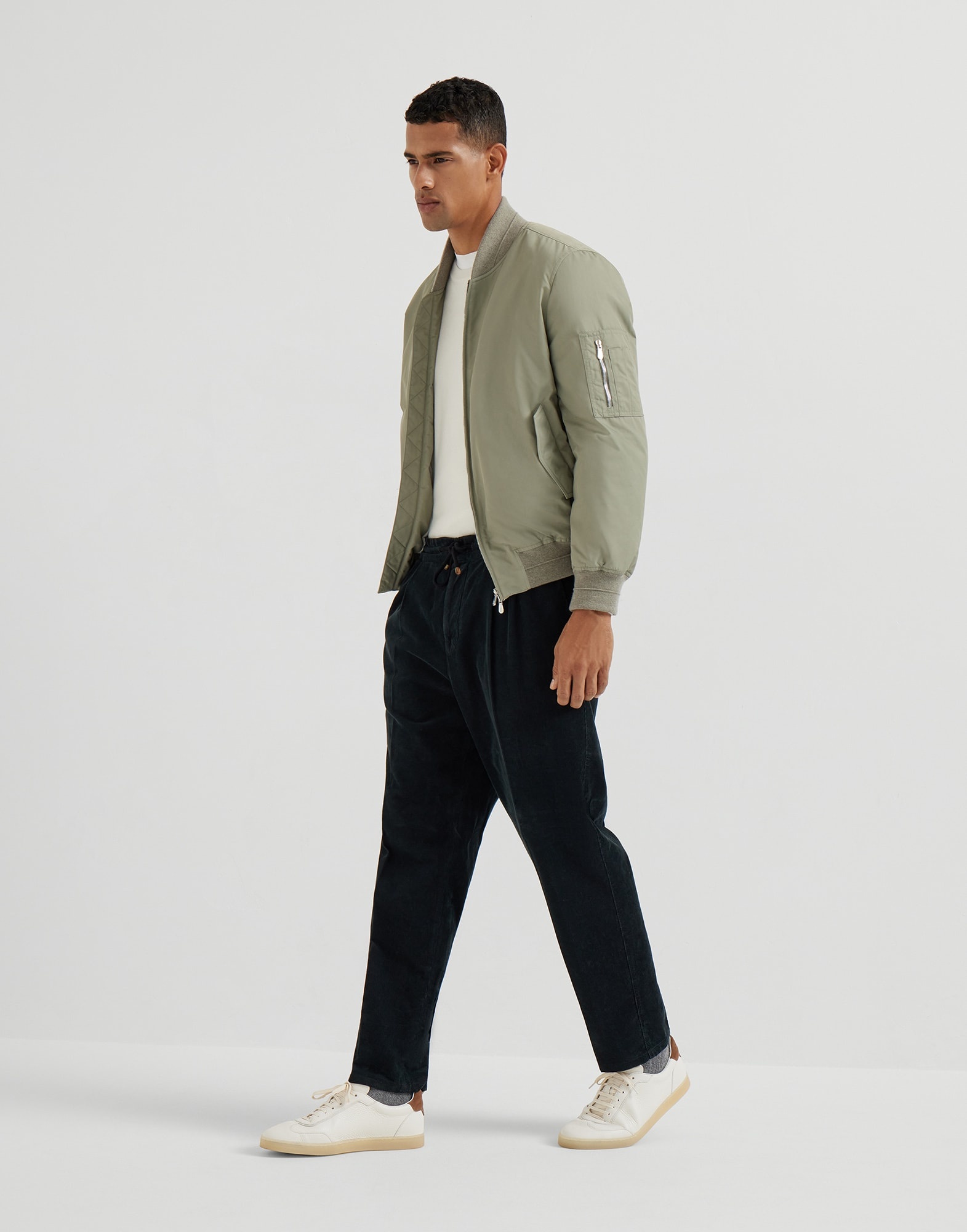 Garment-dyed leisure fit trousers in cotton narrow wale corduroy with drawstring and double pleats - 4