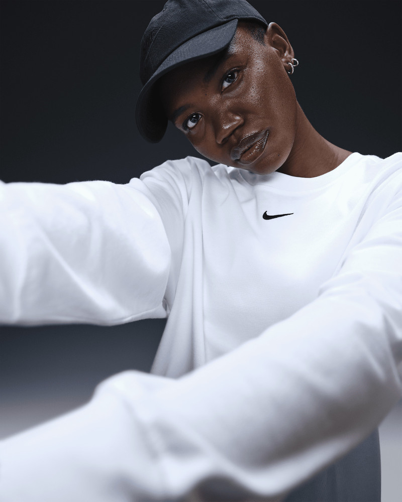 Nike Sportswear Essential Women's Oversized Long-Sleeve T-Shirt 3