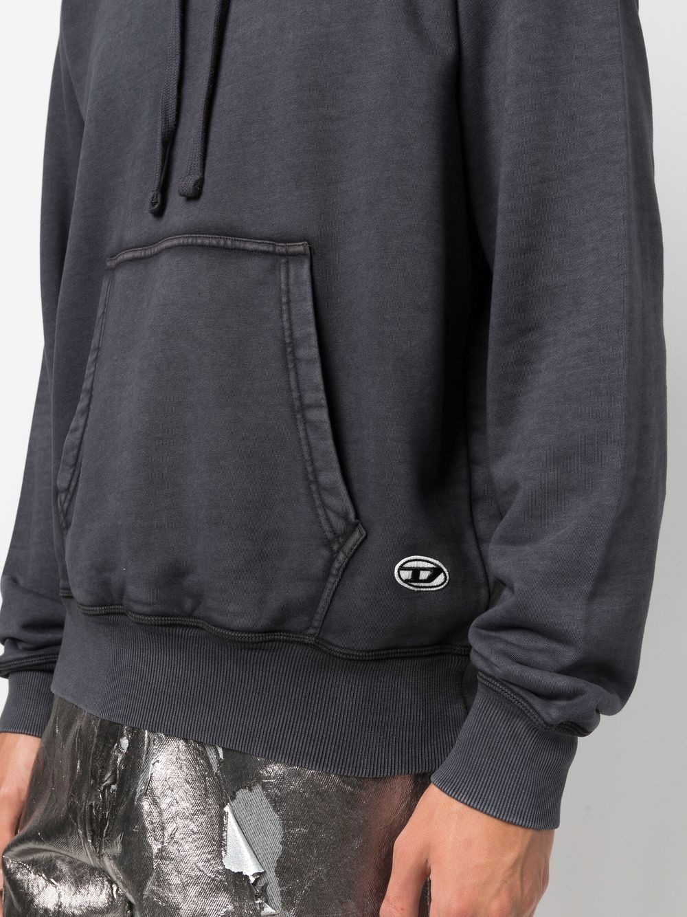 logo-embroidered washed hoodie - 5