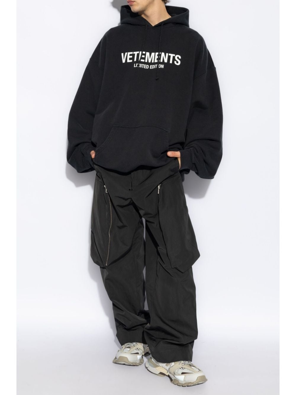 スウェット・トレーナー VETEMENTS BLACK COTTON BLEND OVERSIZE SWEATSHIRT vetements-black-cotton-blend-