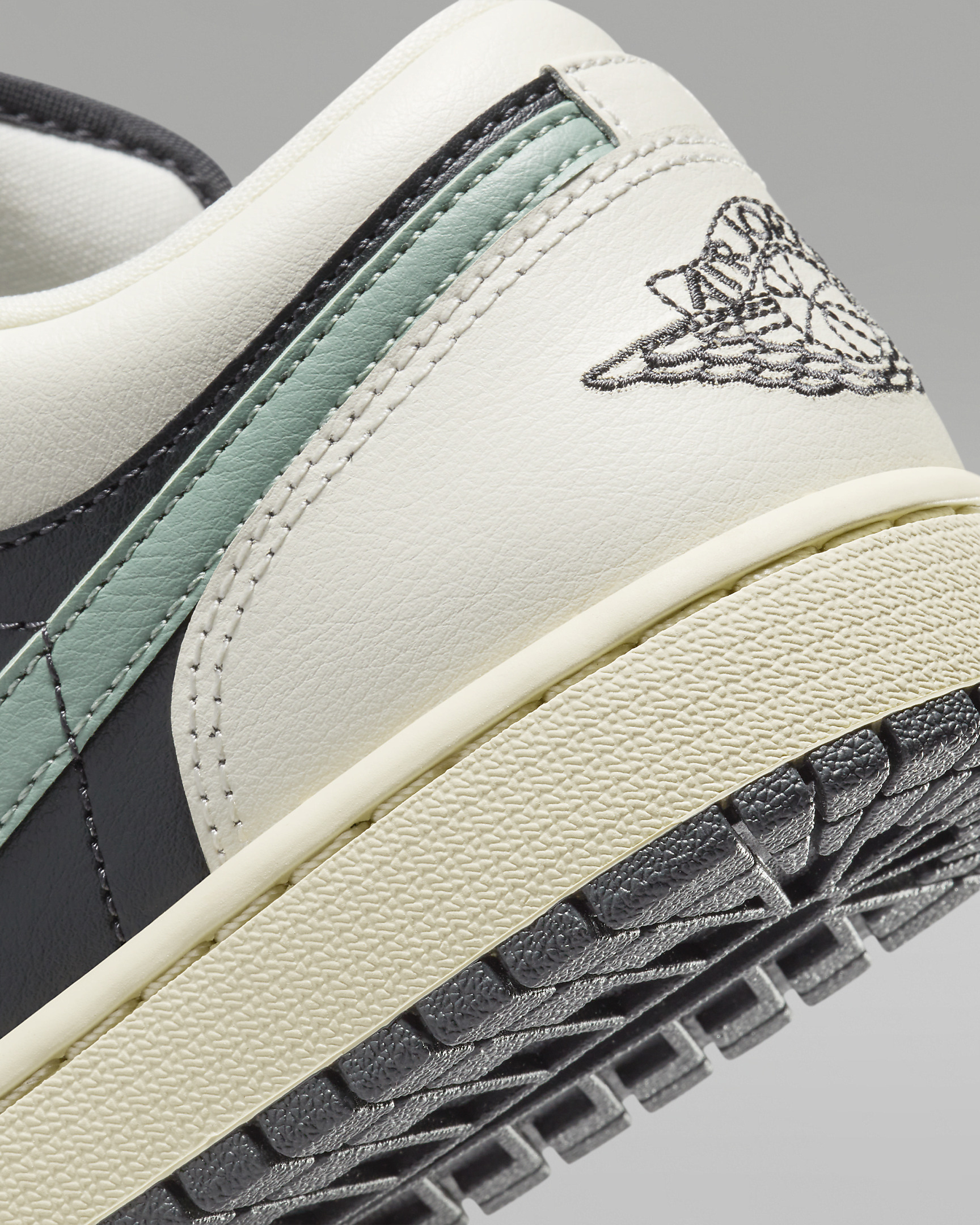 Air Jordan 1 Low Women's Shoes - 8