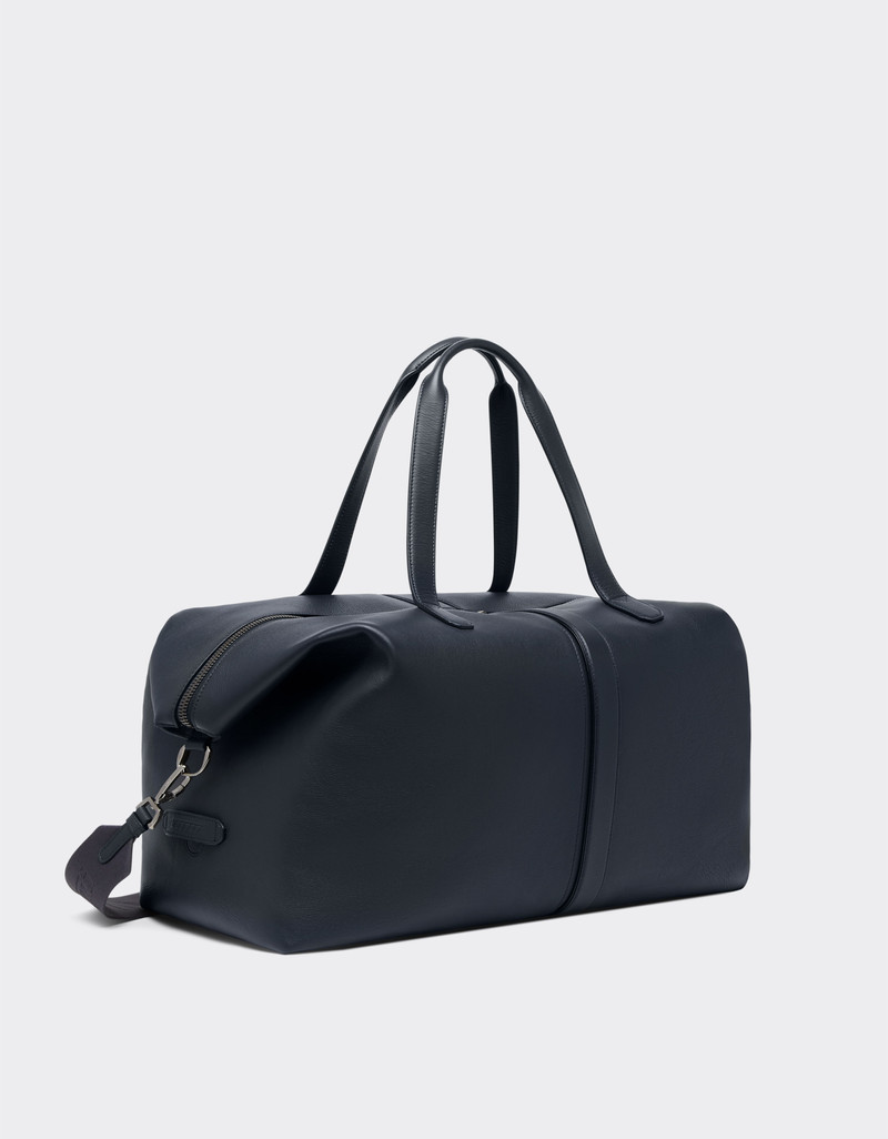 Duffle bag in tumbled leather 4