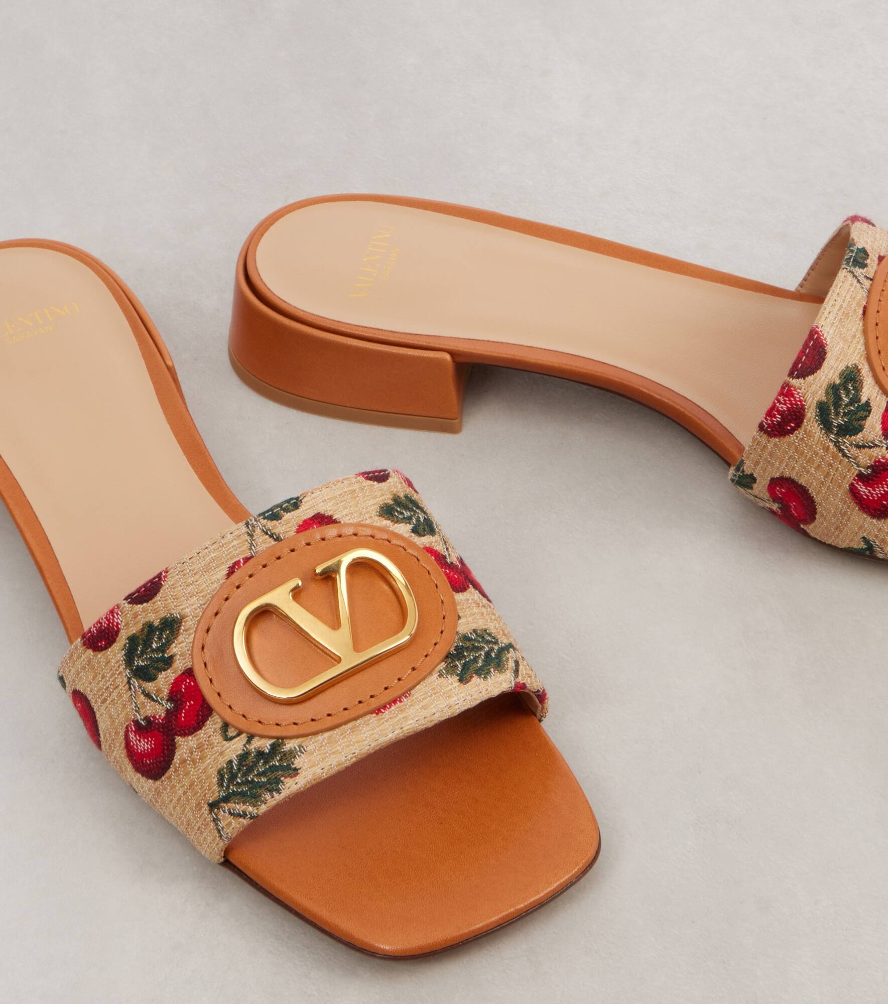 VLogo jacquard leather and raffia slides - 5