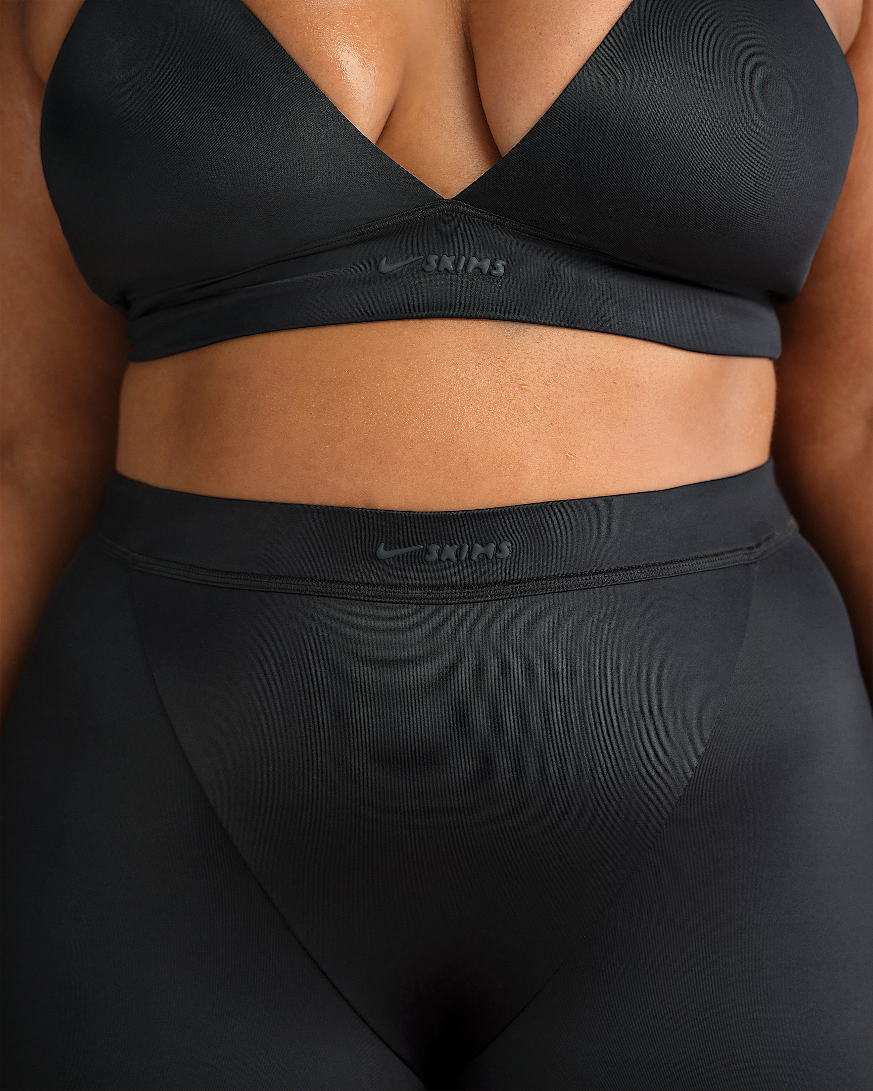NikeSKIMS Shine Women's High-Waisted V-Panel 26" Leggings - 10