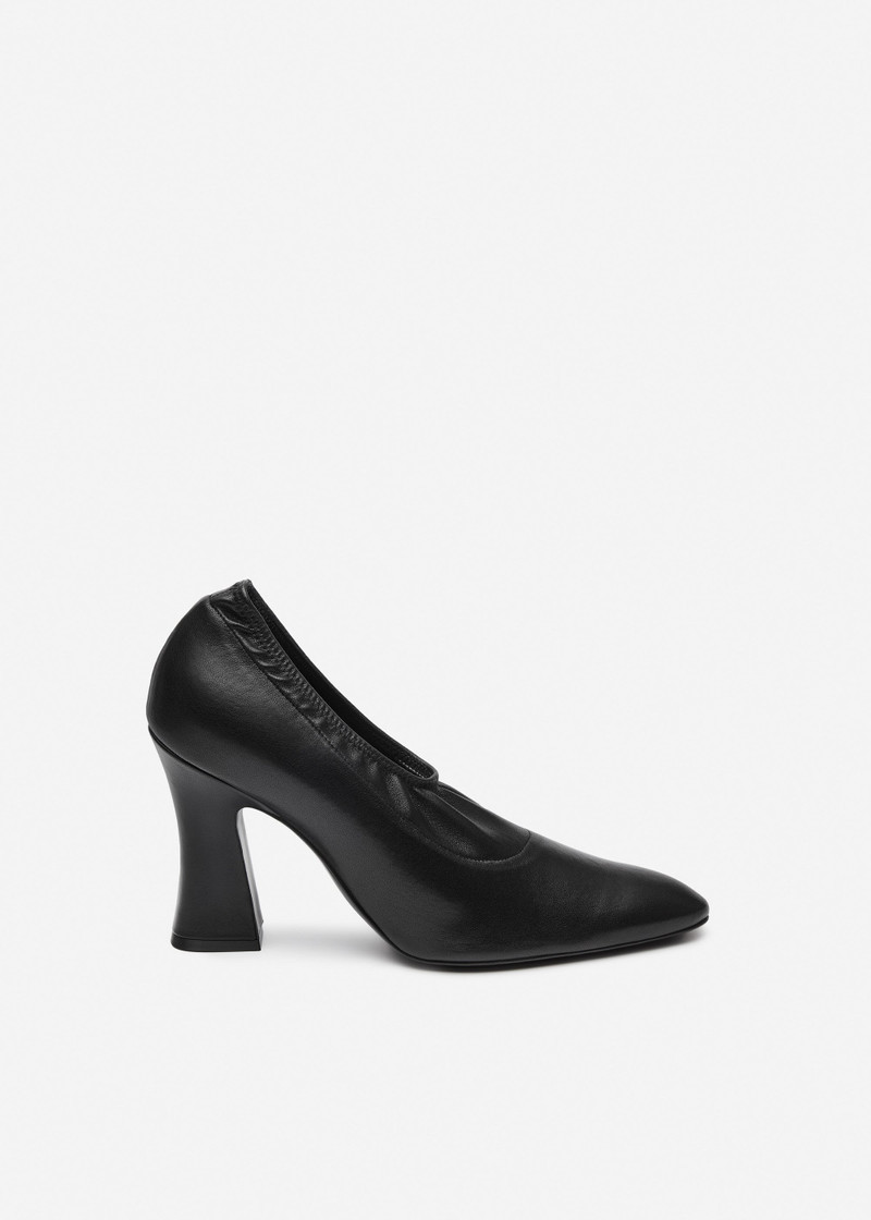 Thick heel pumps in black leather 1