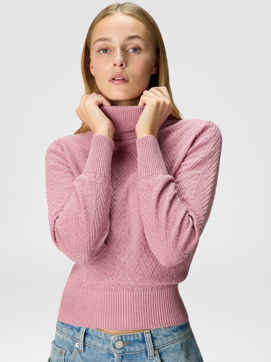 Long-sleeved turtleneck sweater with chevron pattern - 4