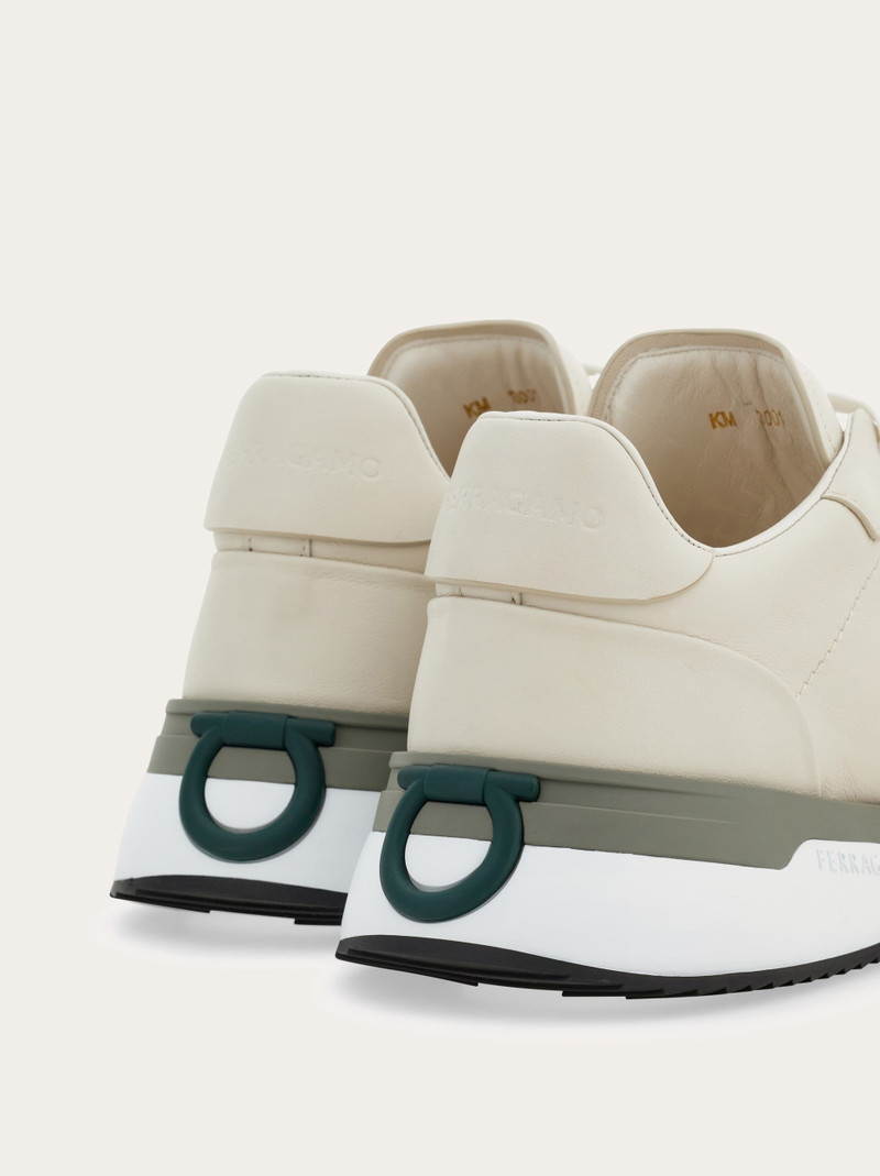 Low cut sneaker 4