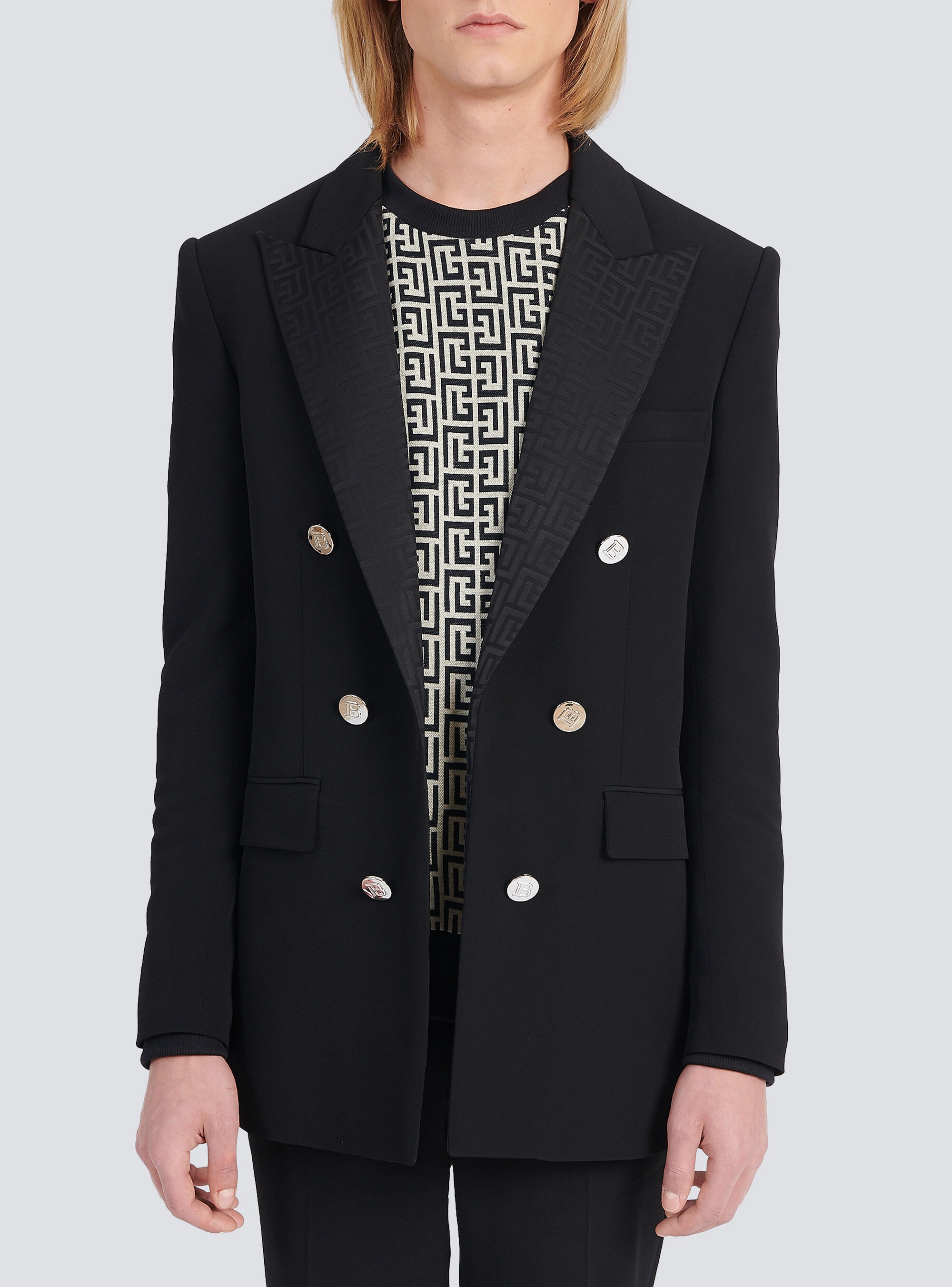 Crepe blazer with double-breasted silver-tone buttoned fastening and Balmain monogram collar - 6