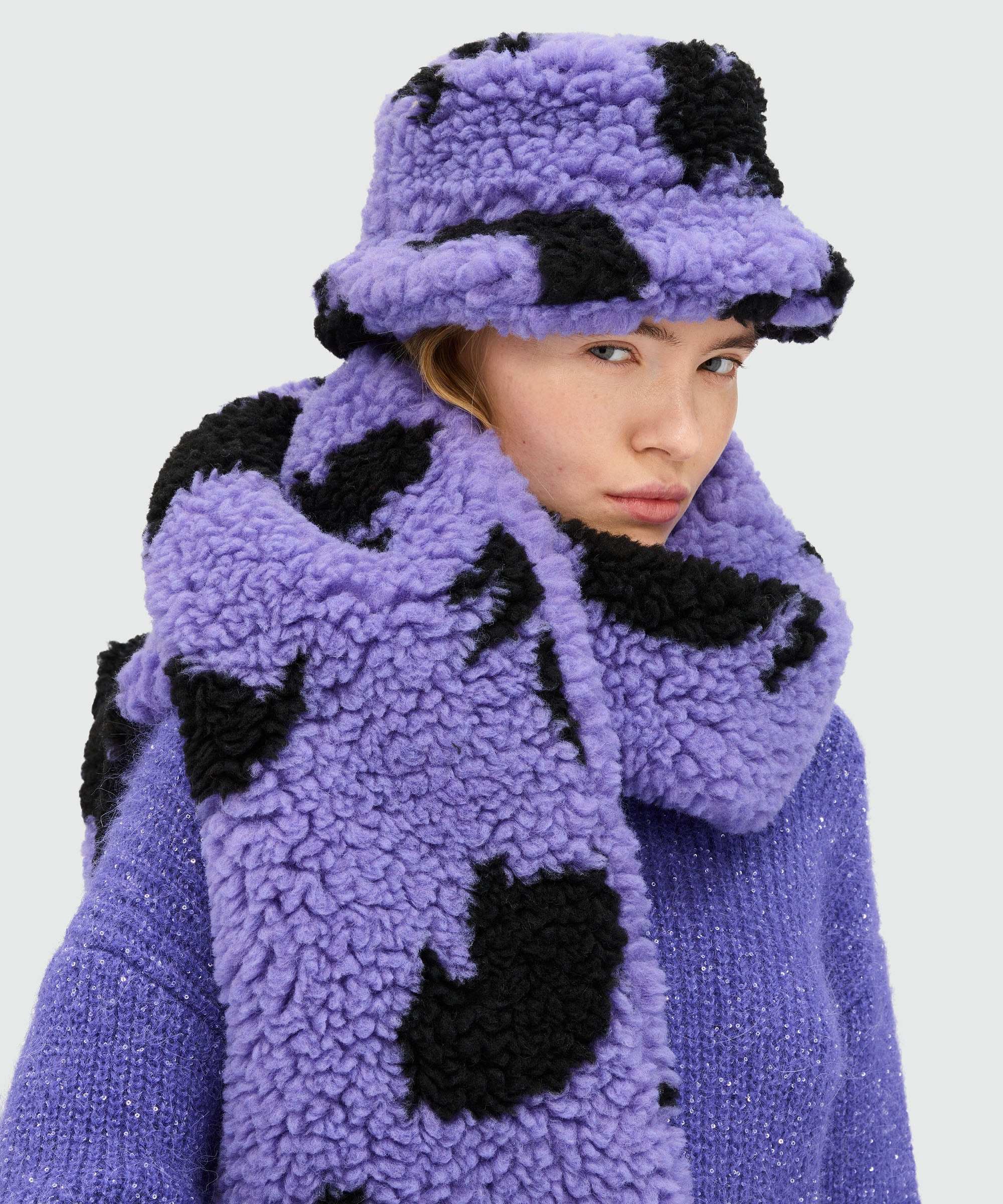 Purple teddy bucket hat with "Follow the Rabbit®" motif - 3