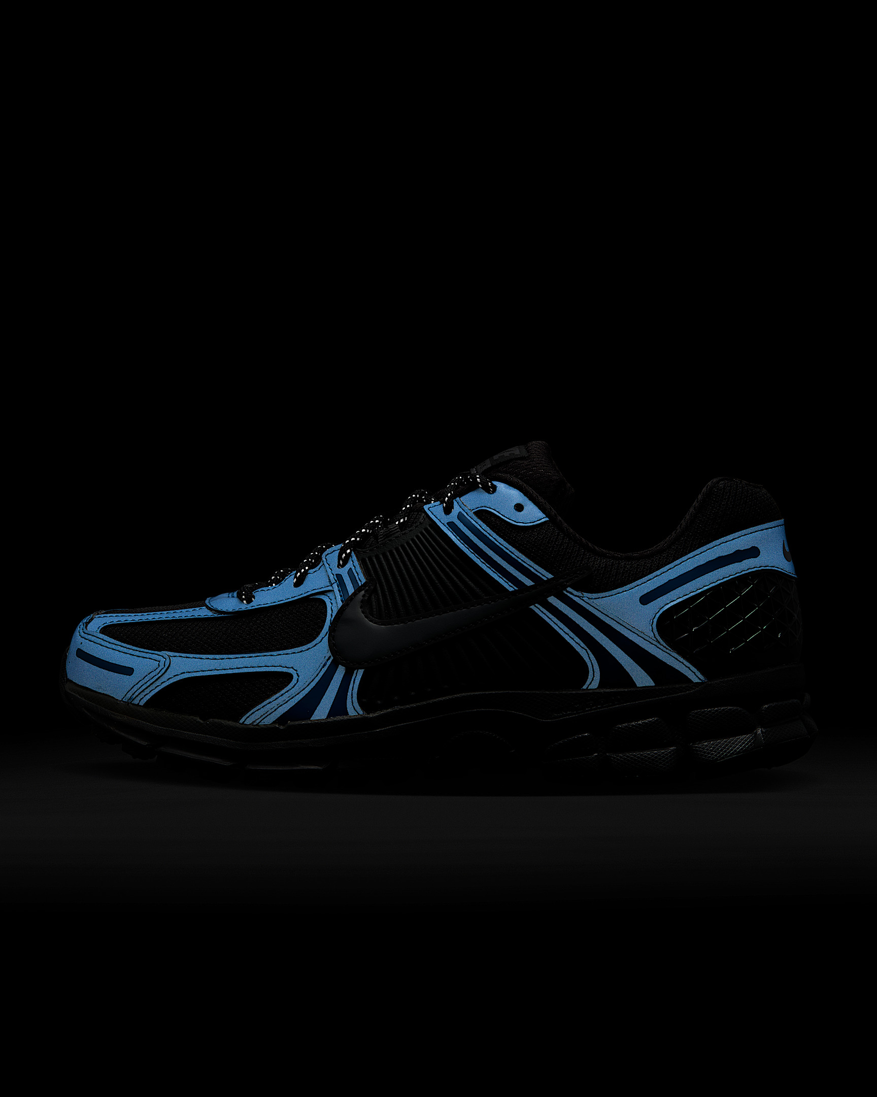 Nike Zoom Vomero 5 SE Men's Shoes with Reflective Accents - 9