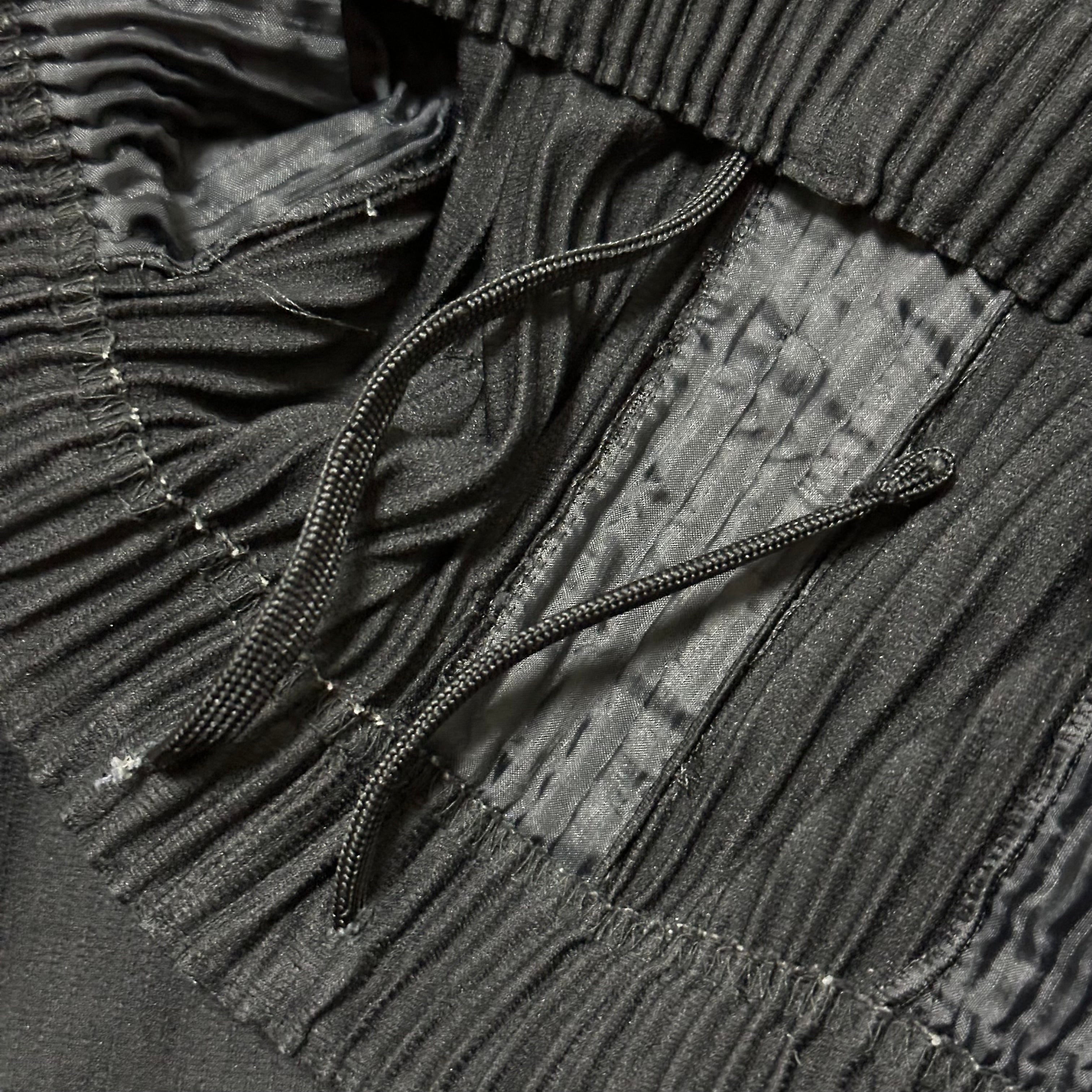 HOMME PLISSÉ ISSEY MIYAKE Spring Summer 2015 Pleated Cropped Pants - 6