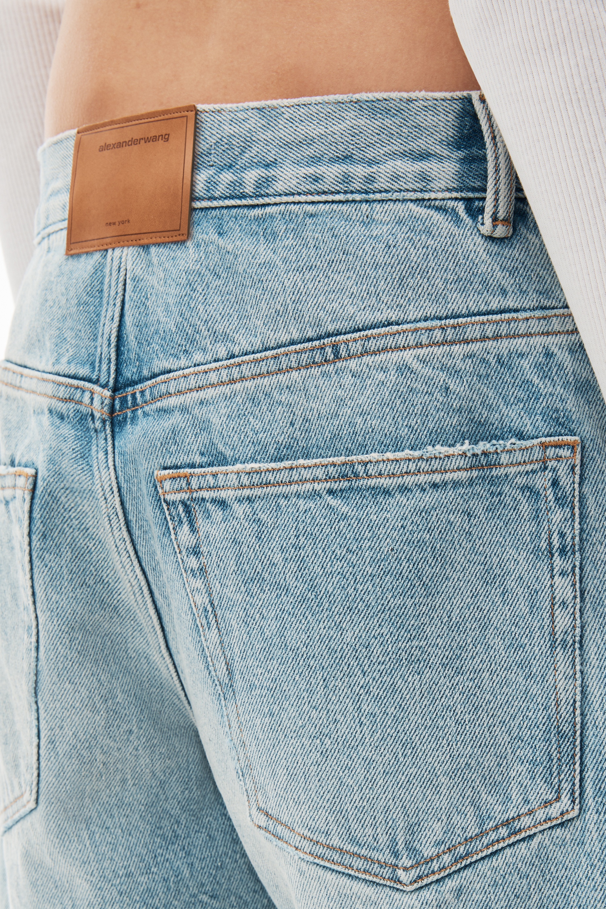 mid-rise loose short in denim - 4