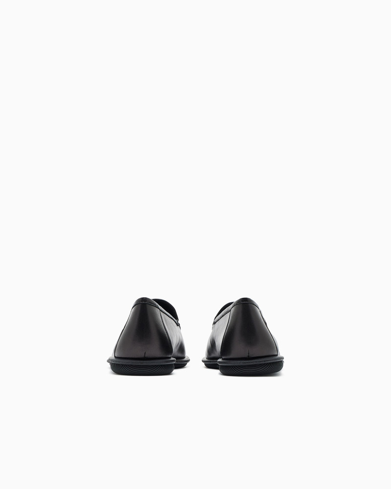 GIORGIO ARMANI Nappa 가죽 loafers 와 embroidered 로고 outlook