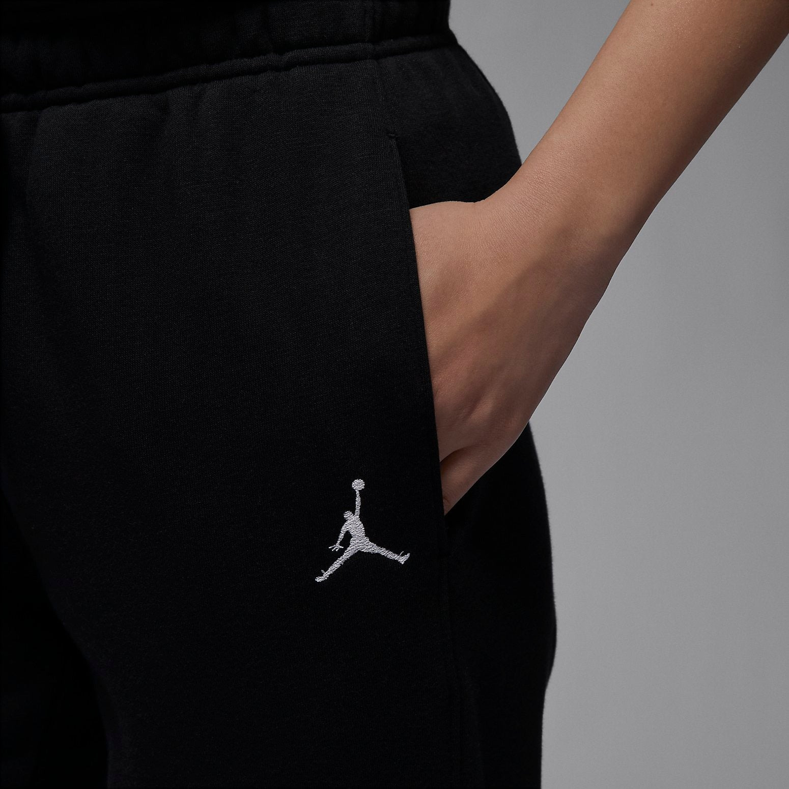 (WMNS) Air Jordan Brooklyn Fleece 'Black' FN4495-010 - 3