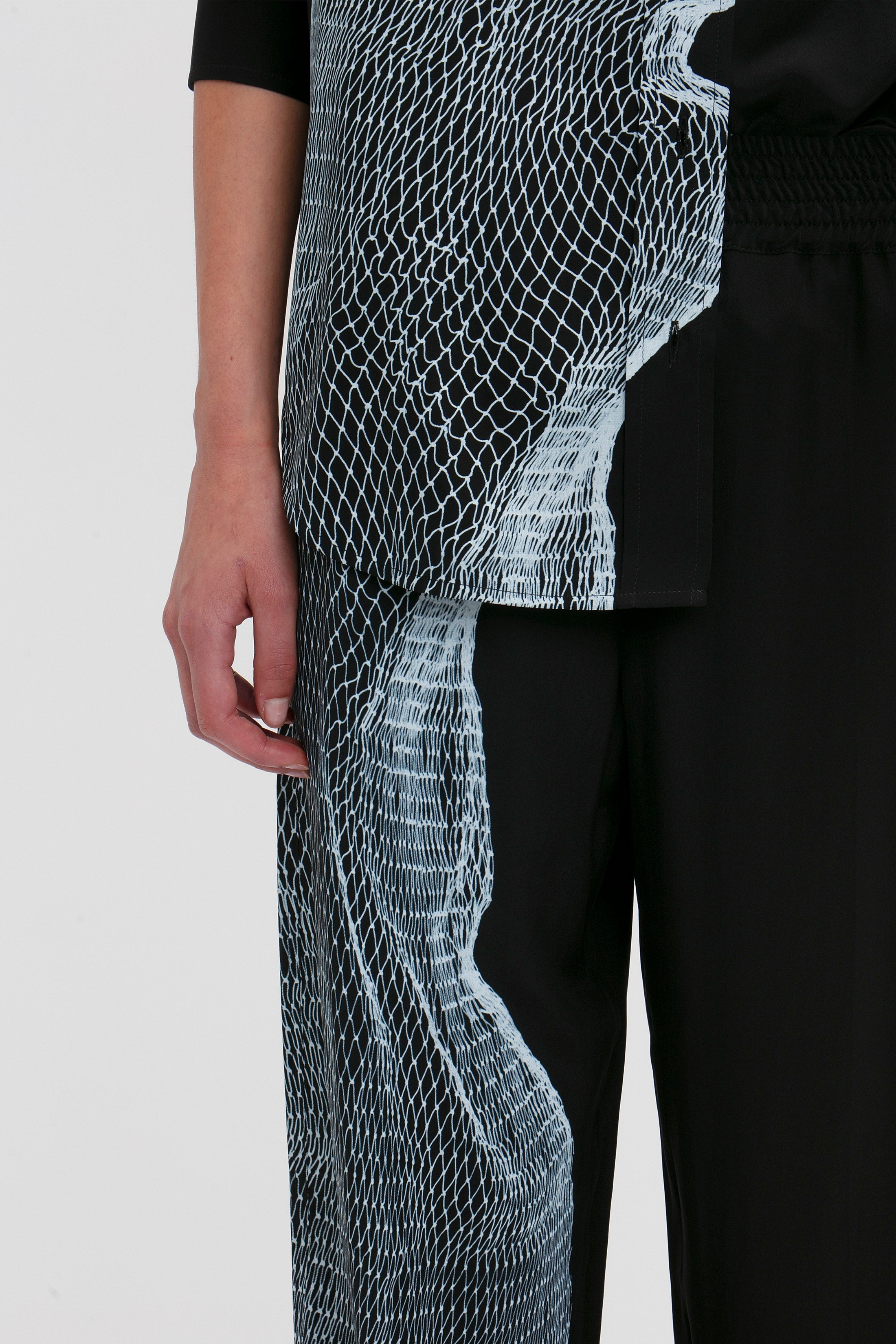 Pyjama Trouser In Black-White Contorted Net - 5