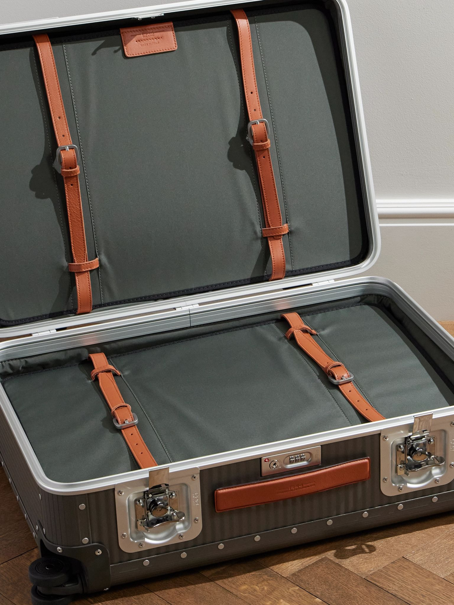 Bank Spinner 68cm Leather-Trimmed Aluminium Suitcase Gray - 3