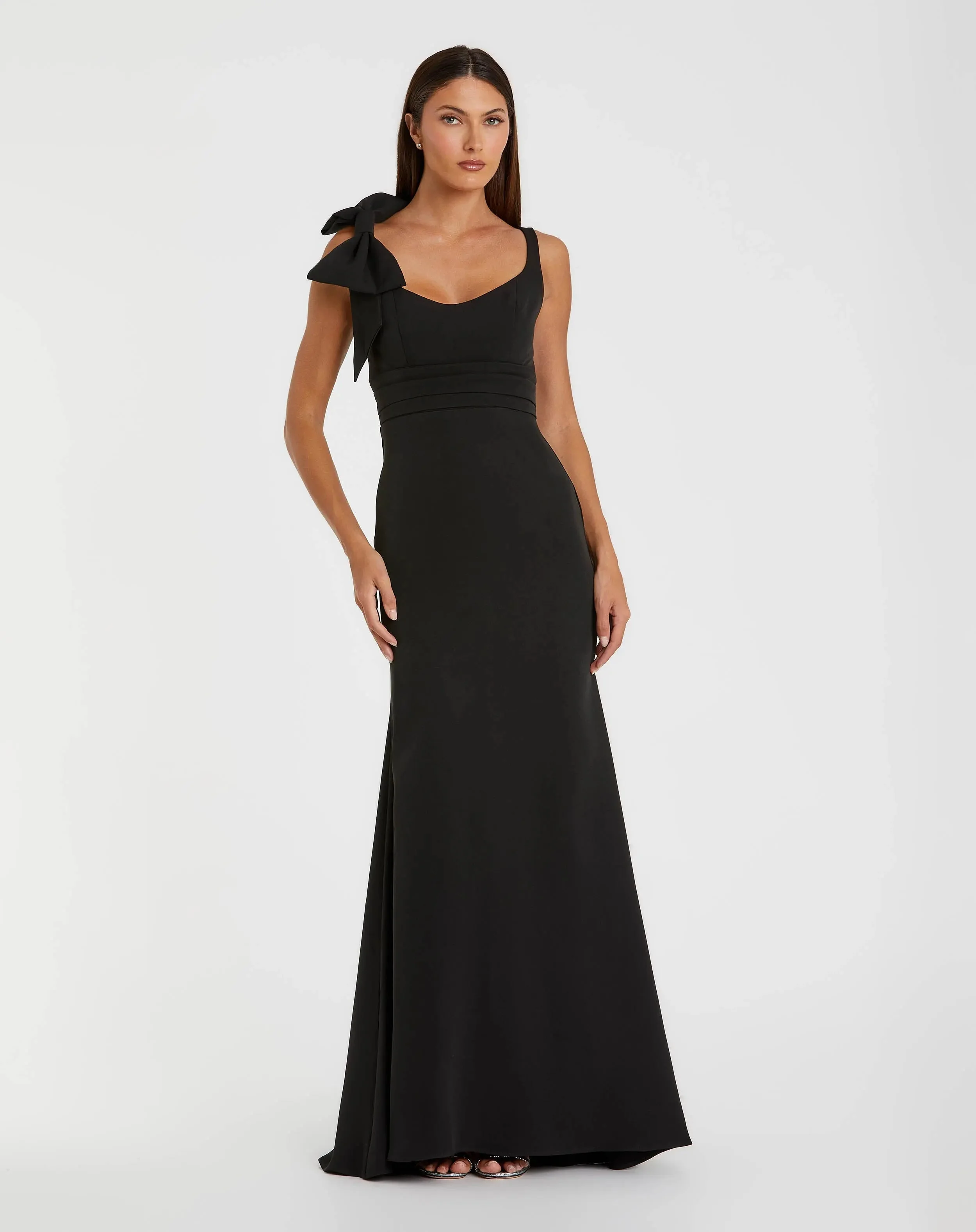 Black Scoop Neck Trumpet Gown With Bow - 1
