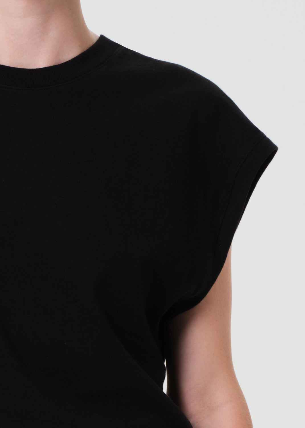 MEG TEE IN BLACK - 5