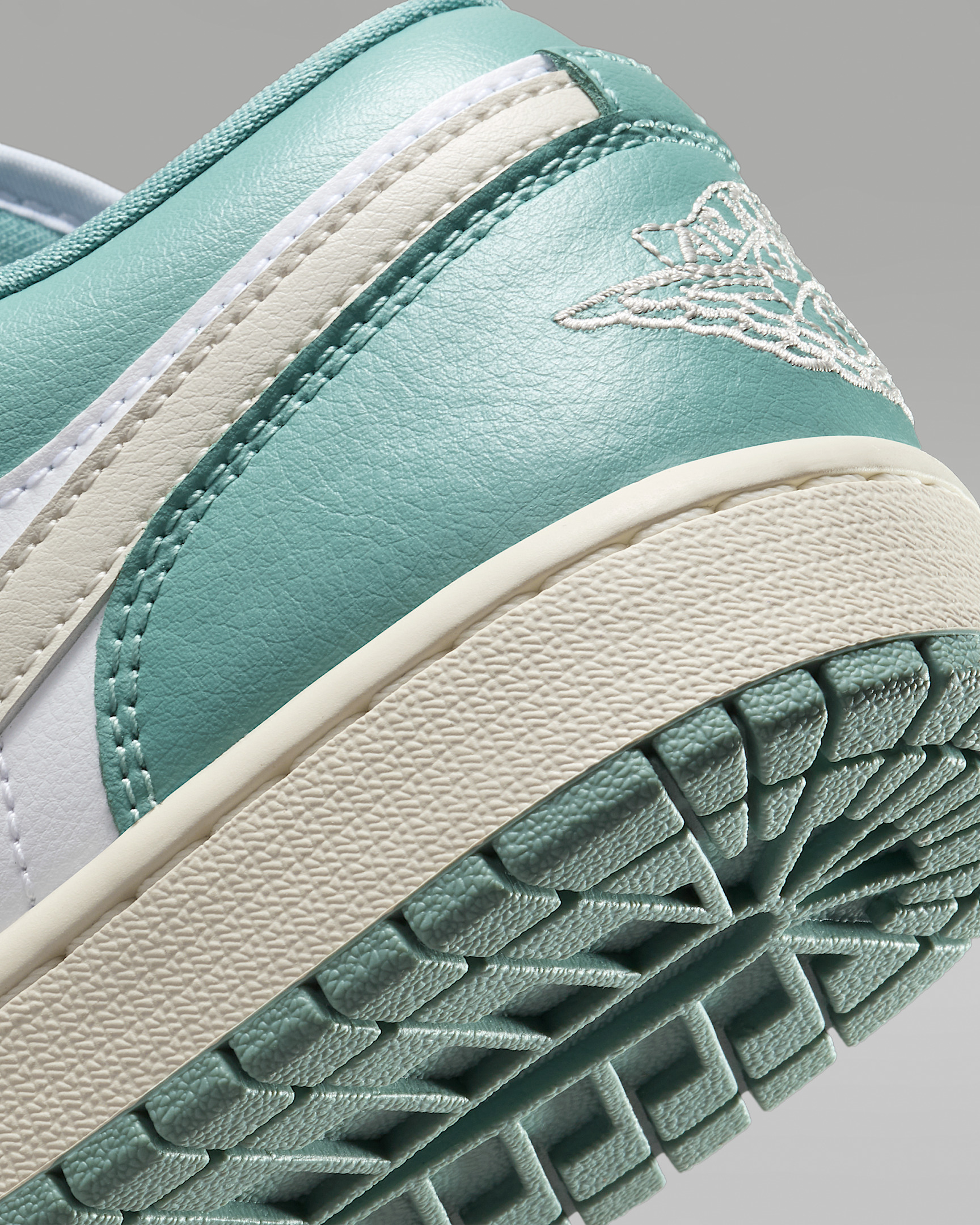 Air Jordan 1 Low Women's Shoes - 8