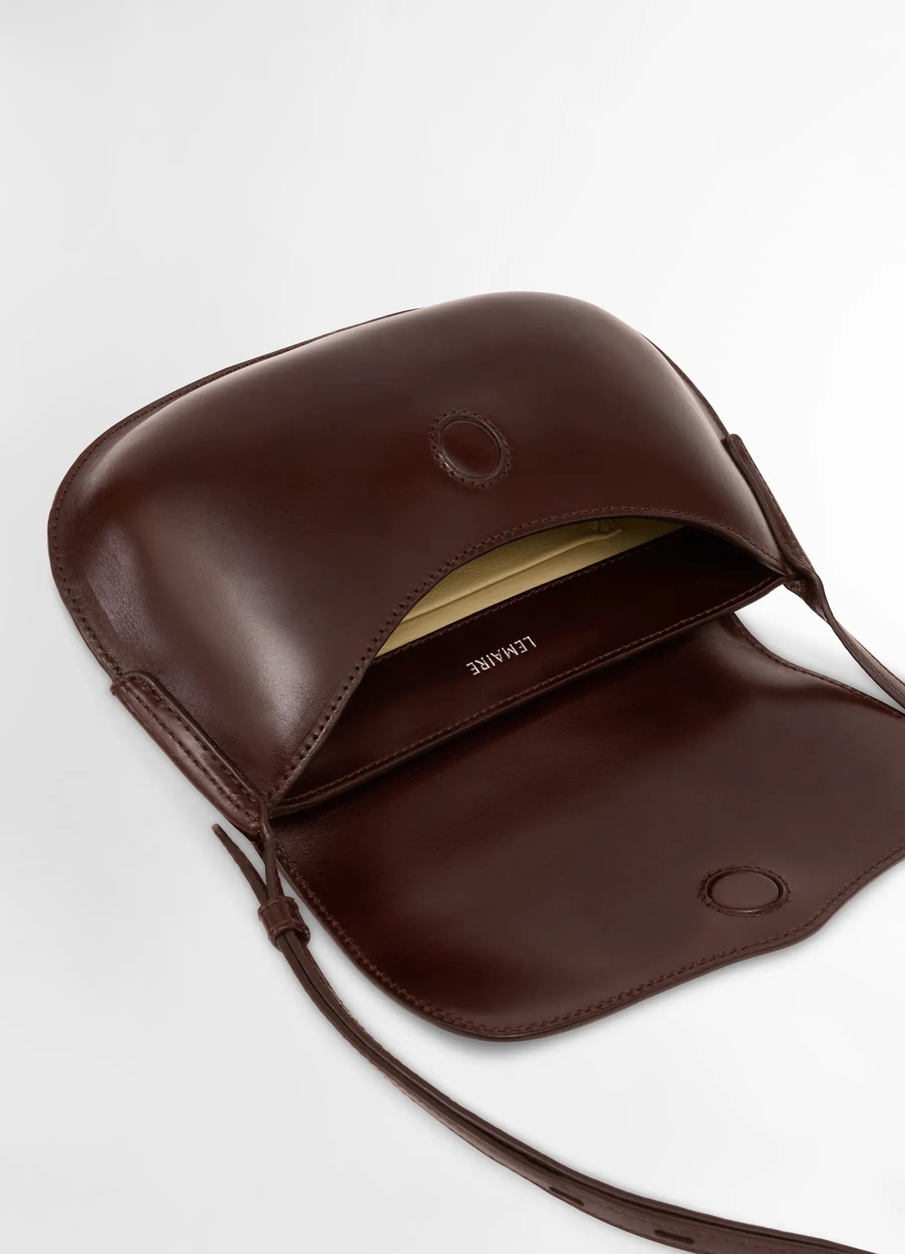 【人気急上昇中♪】LEMAIRE BELLY SHINY VEGETABLE LEATHER Lemaire - Molded, waxed, polished: the Belly bag in shiny