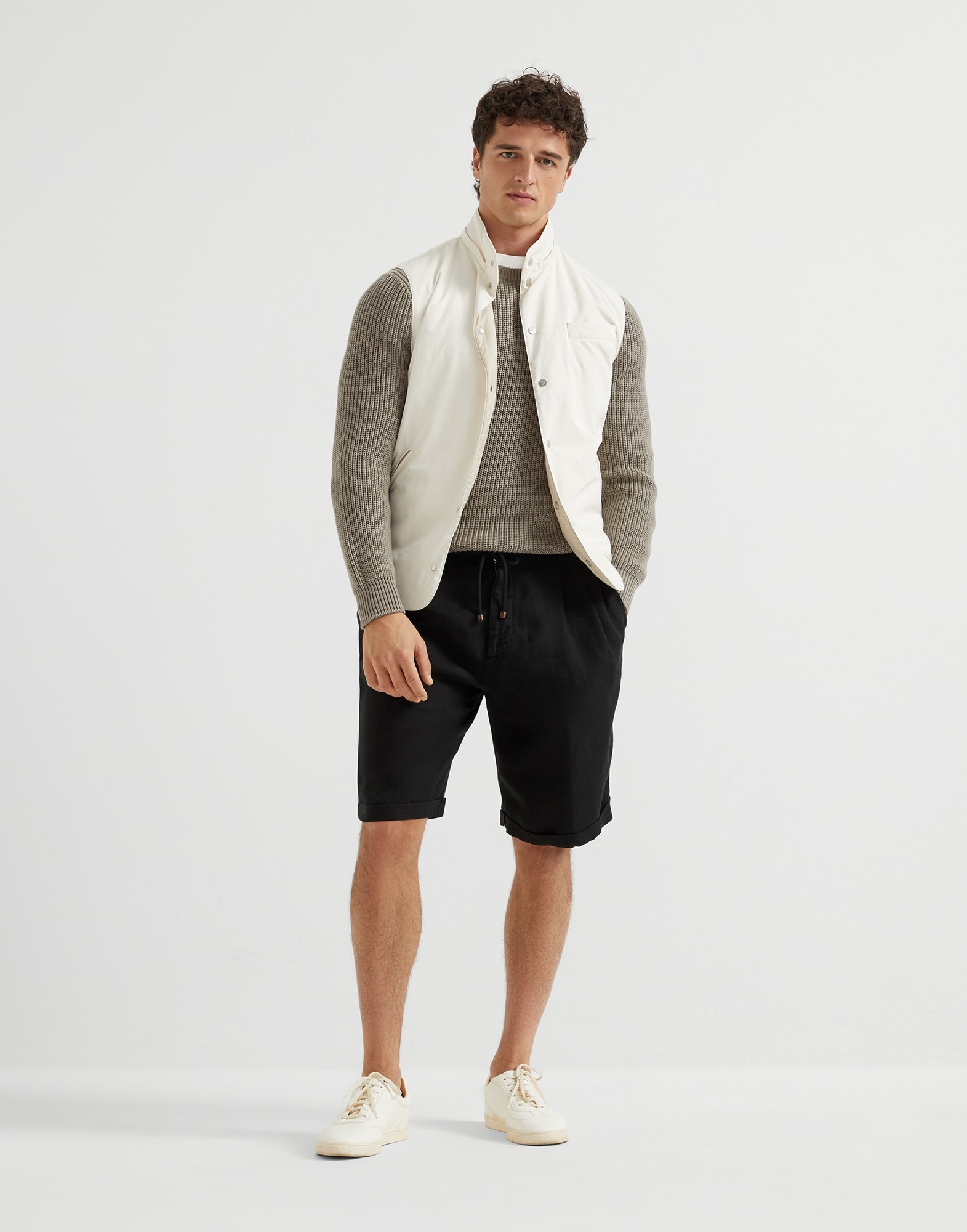 Garment-dyed Bermuda shorts in linen gabardine with drawstring and pleat - 4