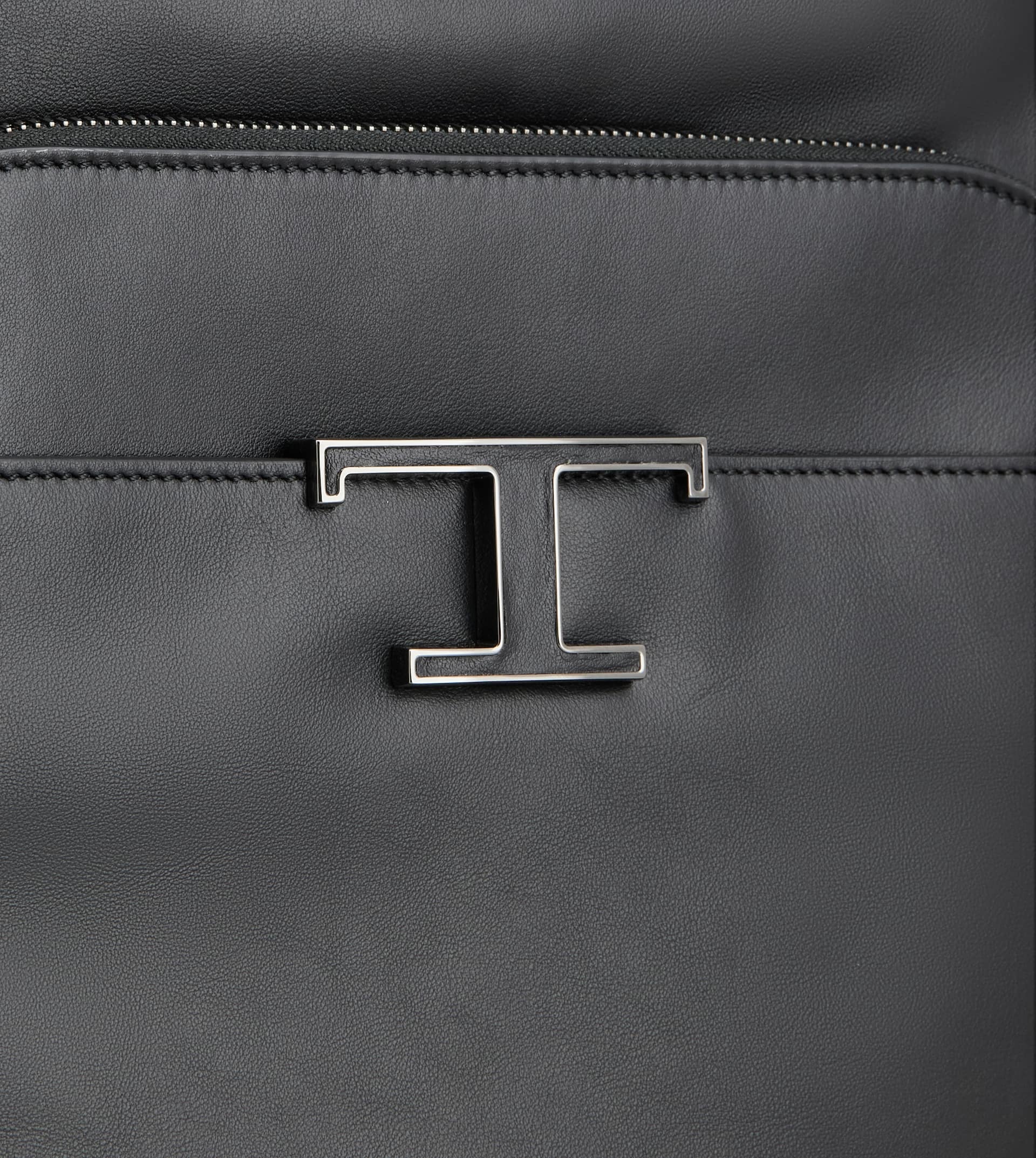 T TIMELESS BACKPACK IN LEATHER MEDIUM - BLACK - 5