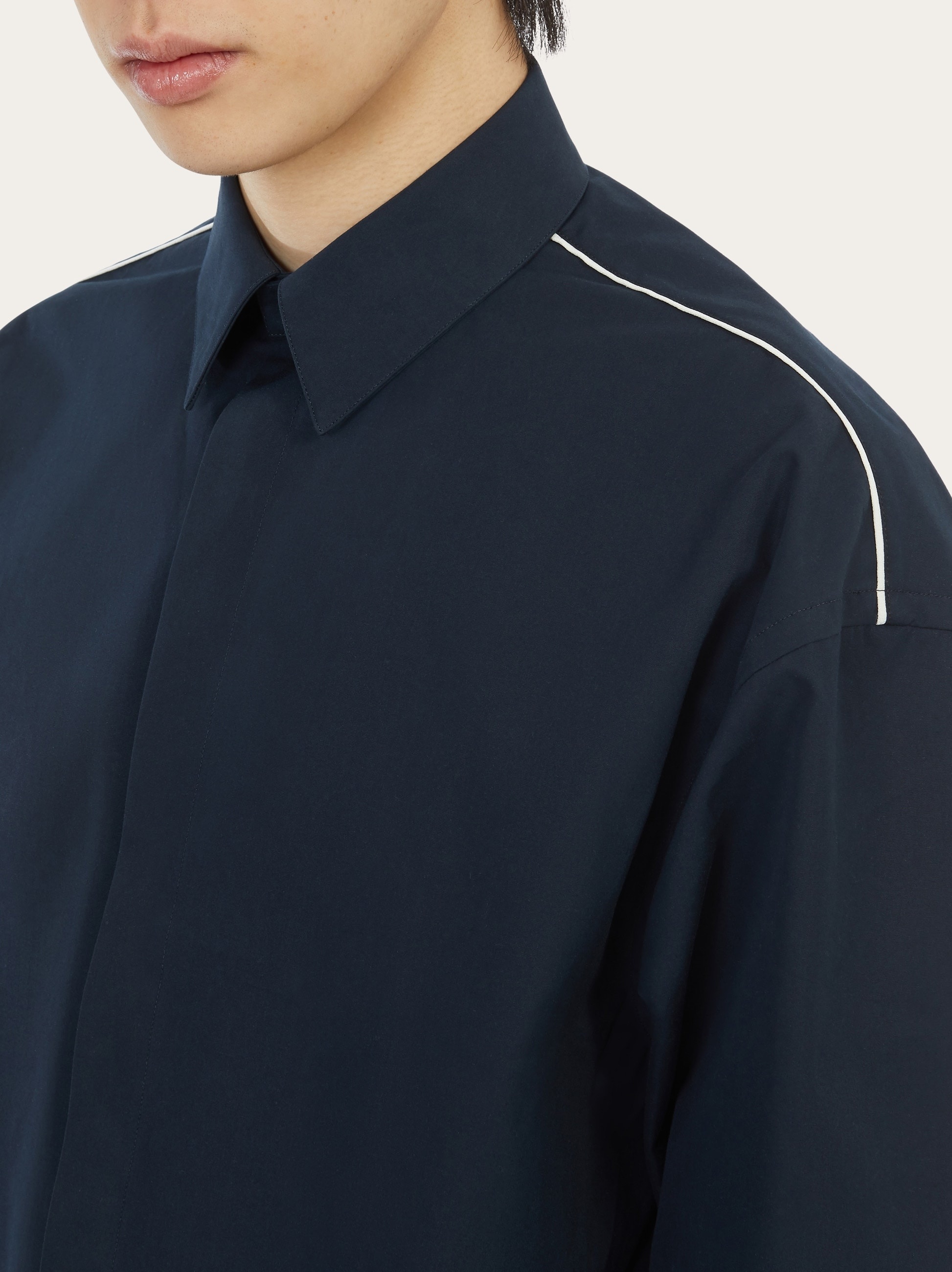 Sports shirt with contrasting piping - 4