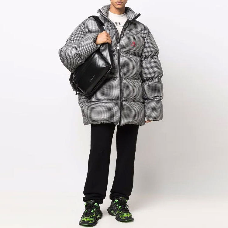 Balenciaga Sporty B Puffer Jacket 'Black White' 681440TLO361070 - 2