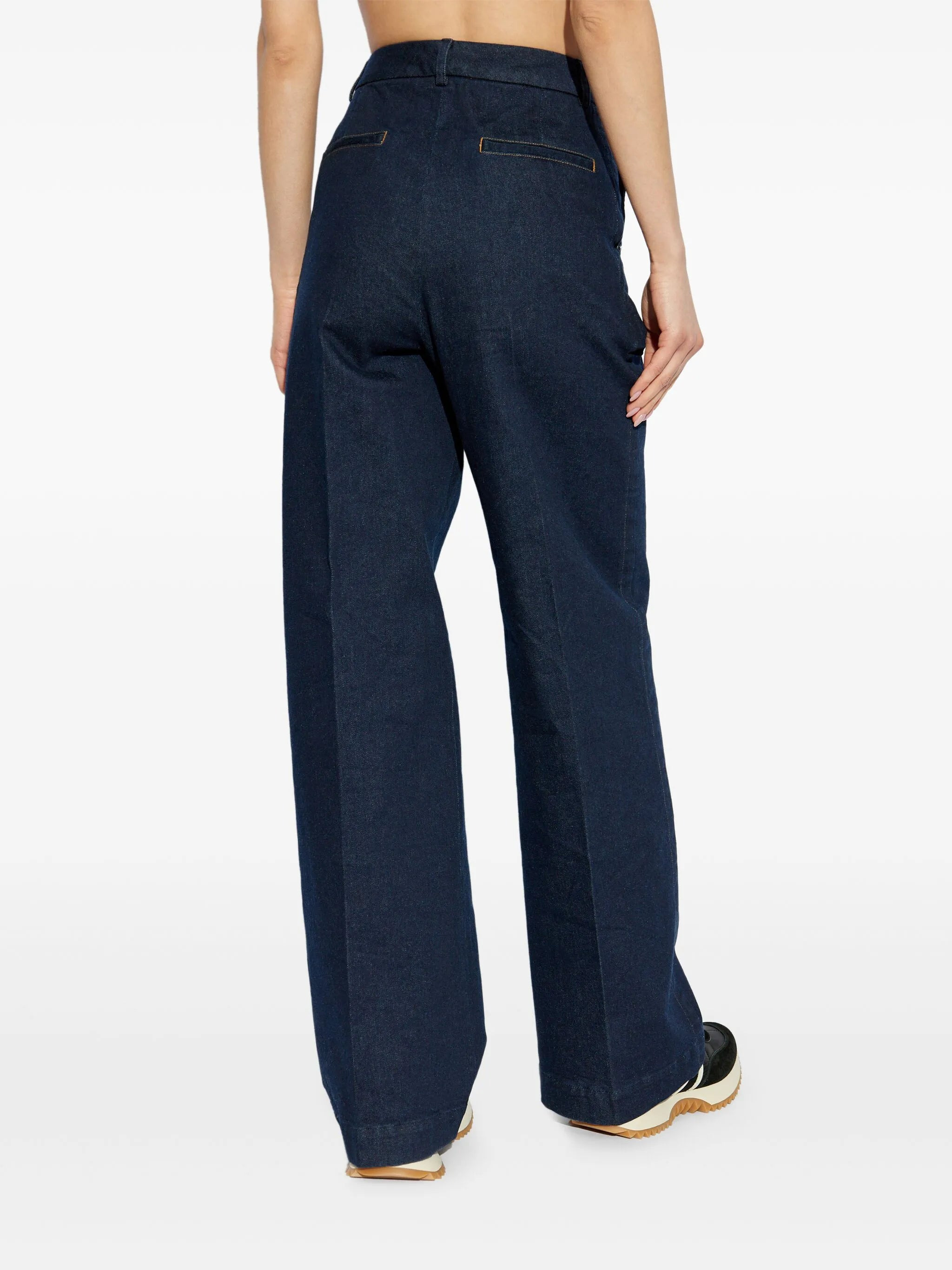 high-waisted jeans - 4