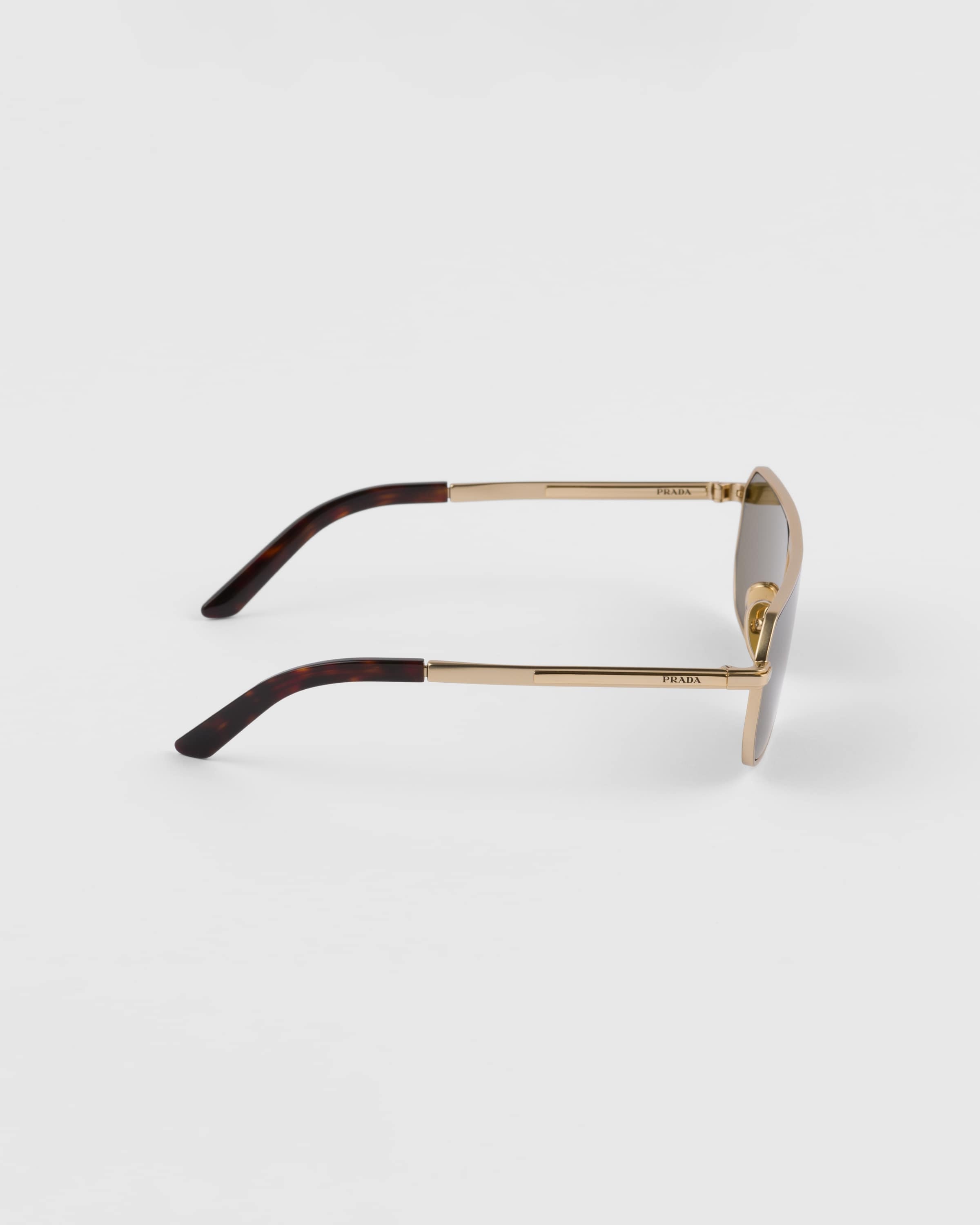 Sunglasses with iconic metal plaque - 4
