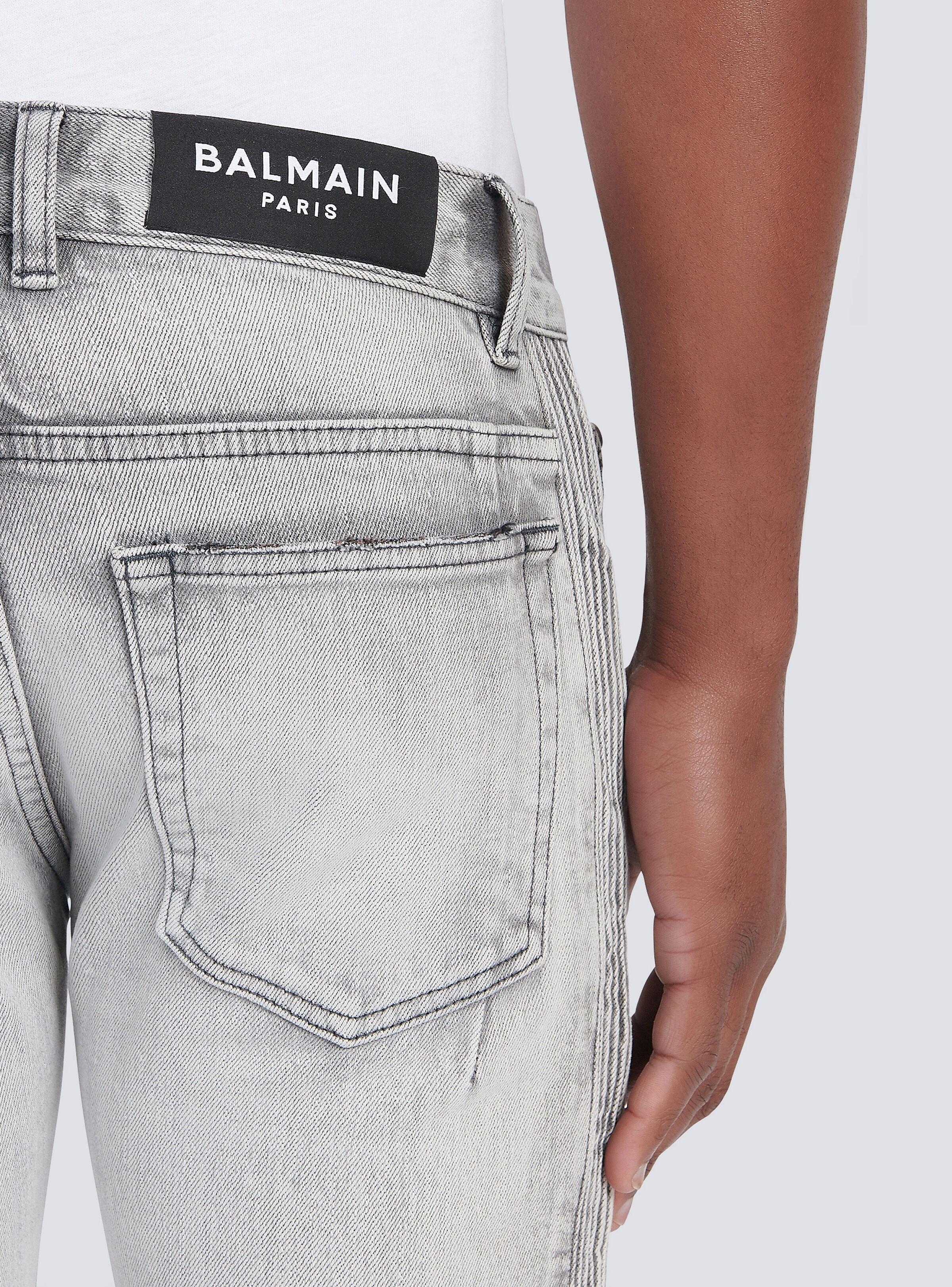 Slim cut faded and ridged light gray cotton jeans with Balmain monogram on hem - 7