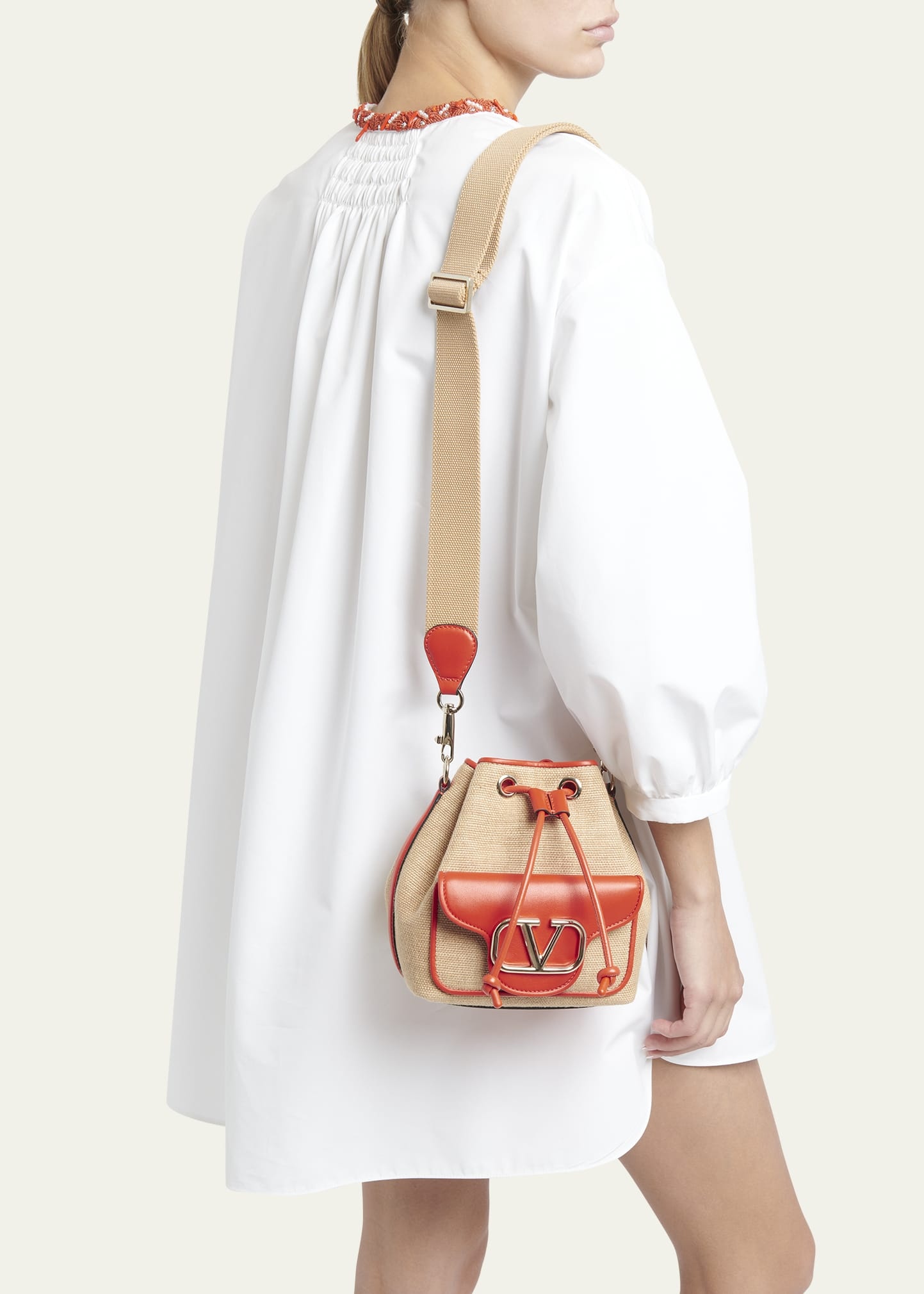 【VALENTINO】LOCO BUCKET BAG Valentino Garavani Locò Leather Bucket Bag | White | FARFETCH