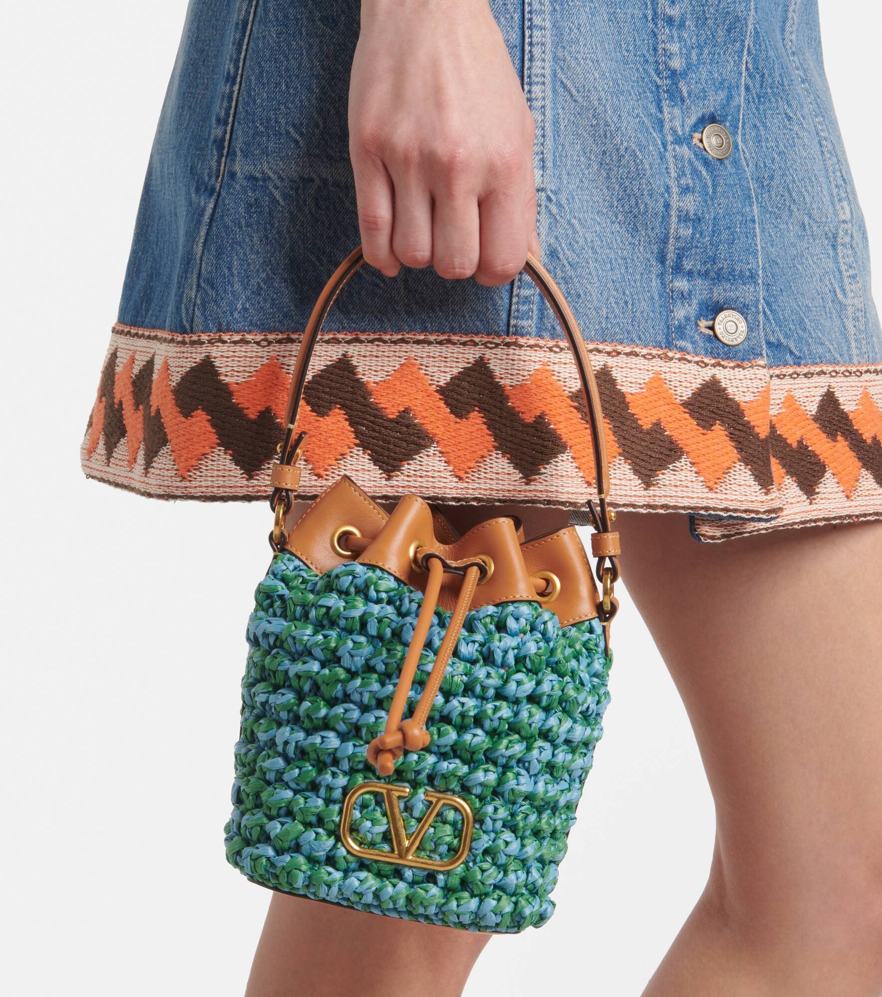 VLogo Mini embellished raffia bucket bag - 7