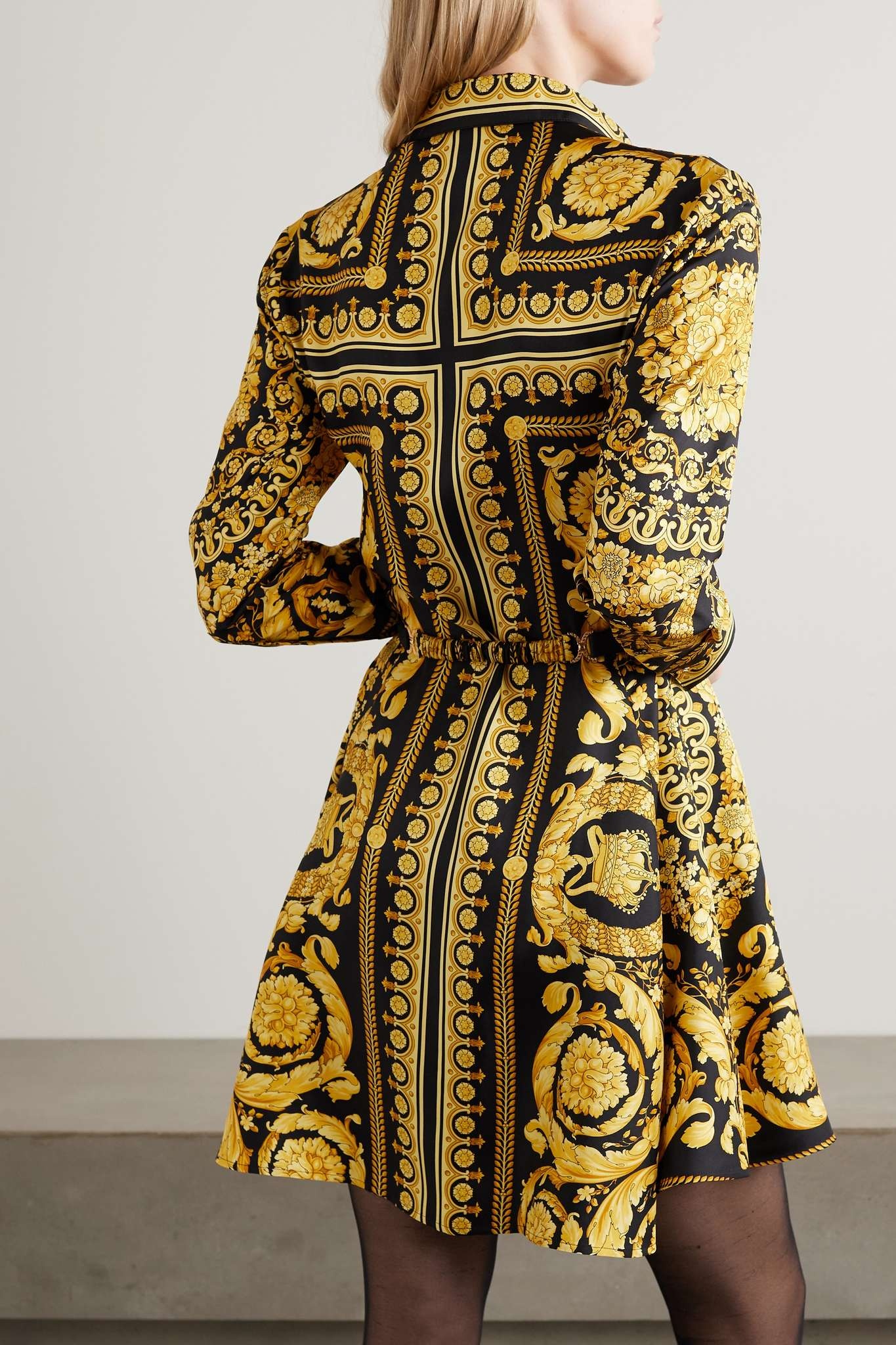 【送料&関税込】Versace Printed Silk Dress VERSACE Printed silk-twill mini shirt dress | netaporter