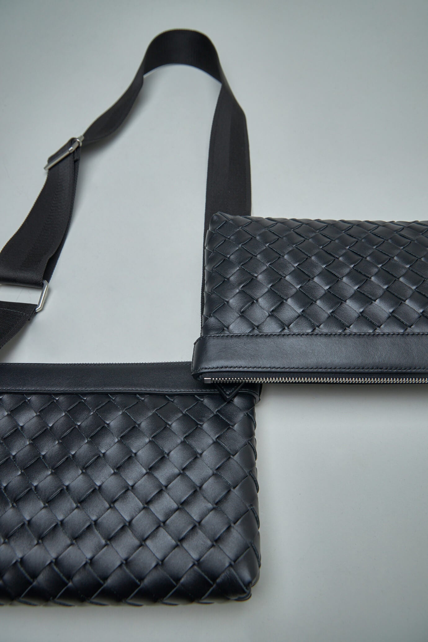 Bottega Veneta＊Intrecciato Duo Bag クロスボディバッグ＊送込 Bottega Veneta Men's Duo Intrecciato Leather Crossbody Bag