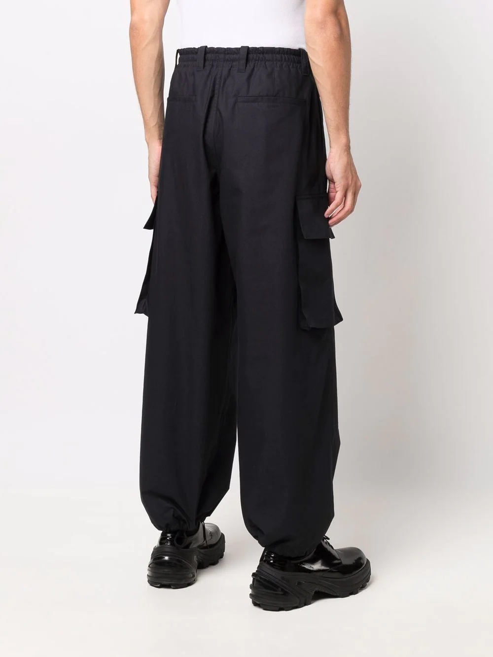 wide-leg cargo-pocket trousers - 4