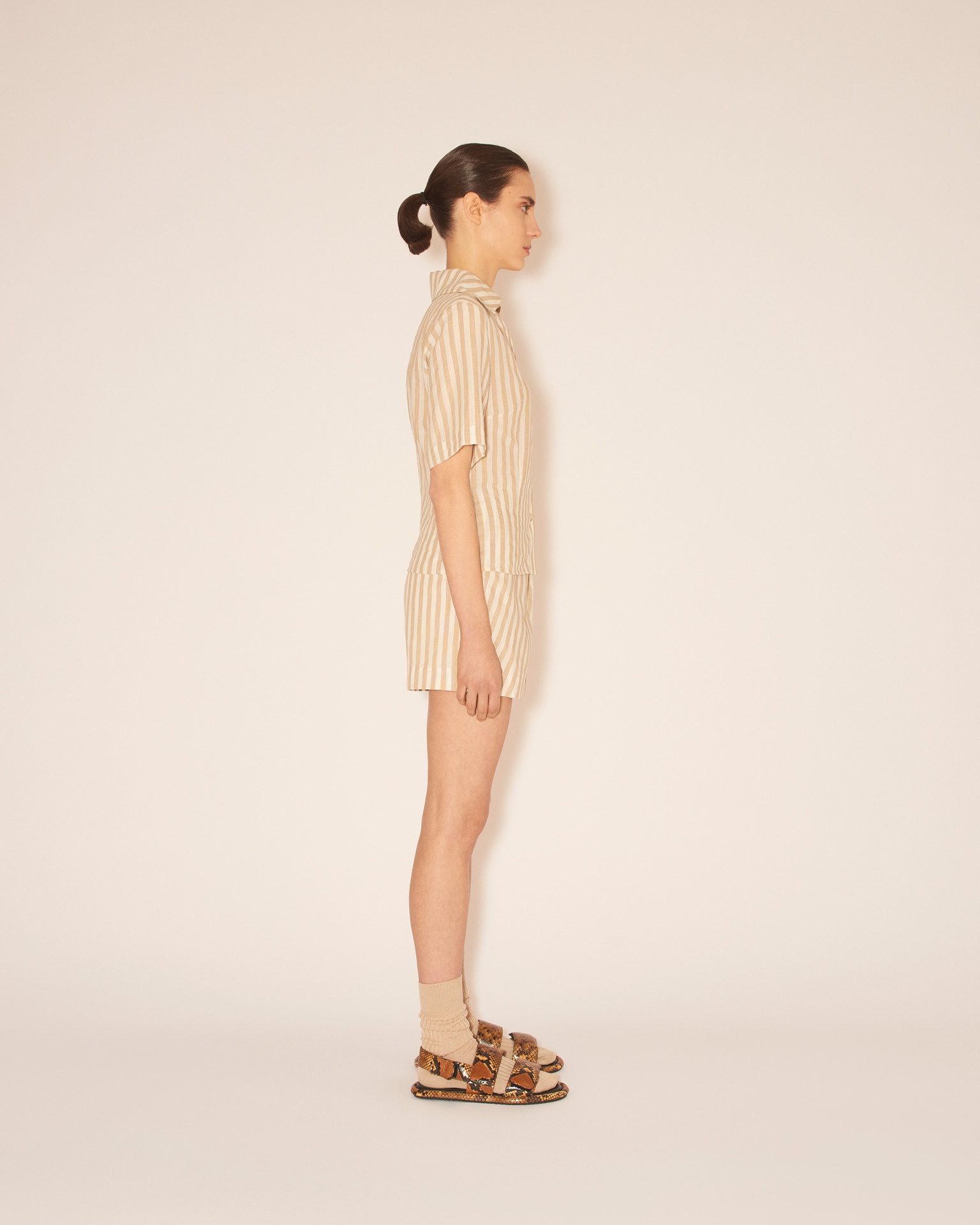 YUSRA - Strong shoulder fitted short sleeve shirt - White / Beige - 4