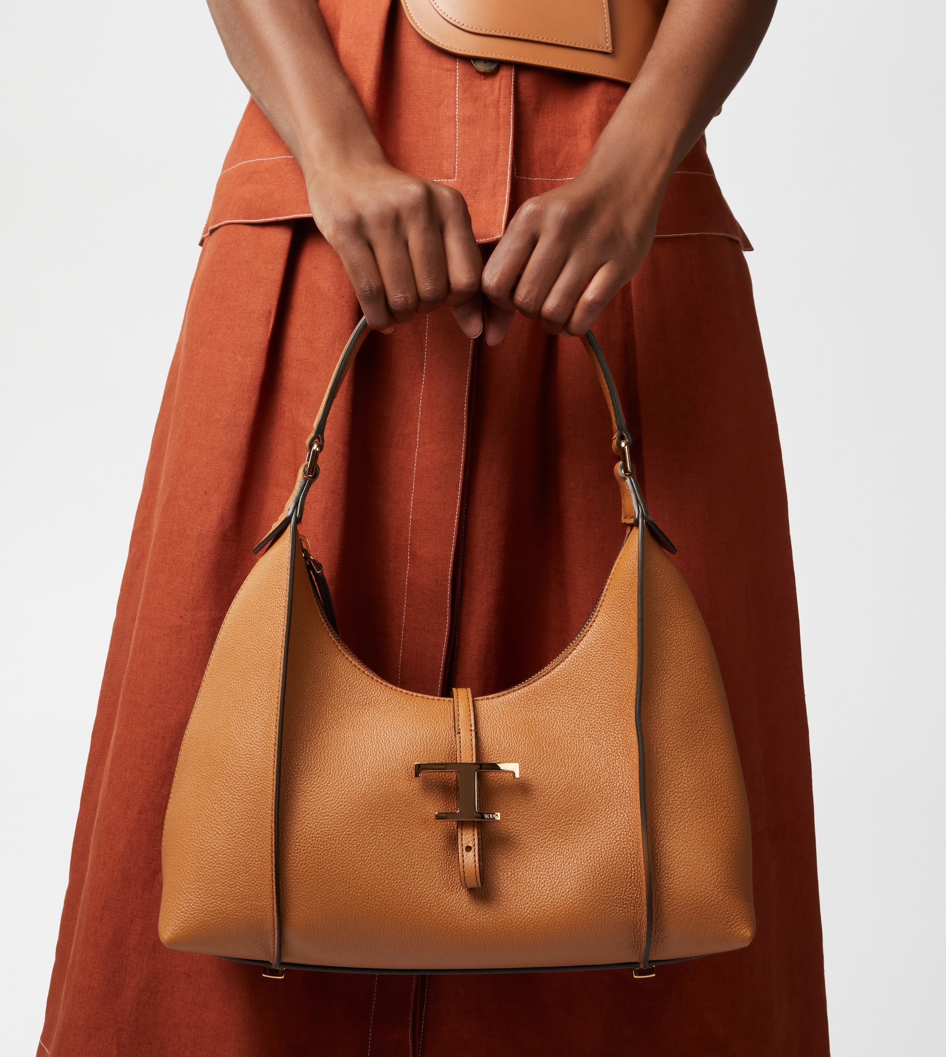 T TIMELESS HOBO BAG IN LEATHER SMALL - BROWN - 2