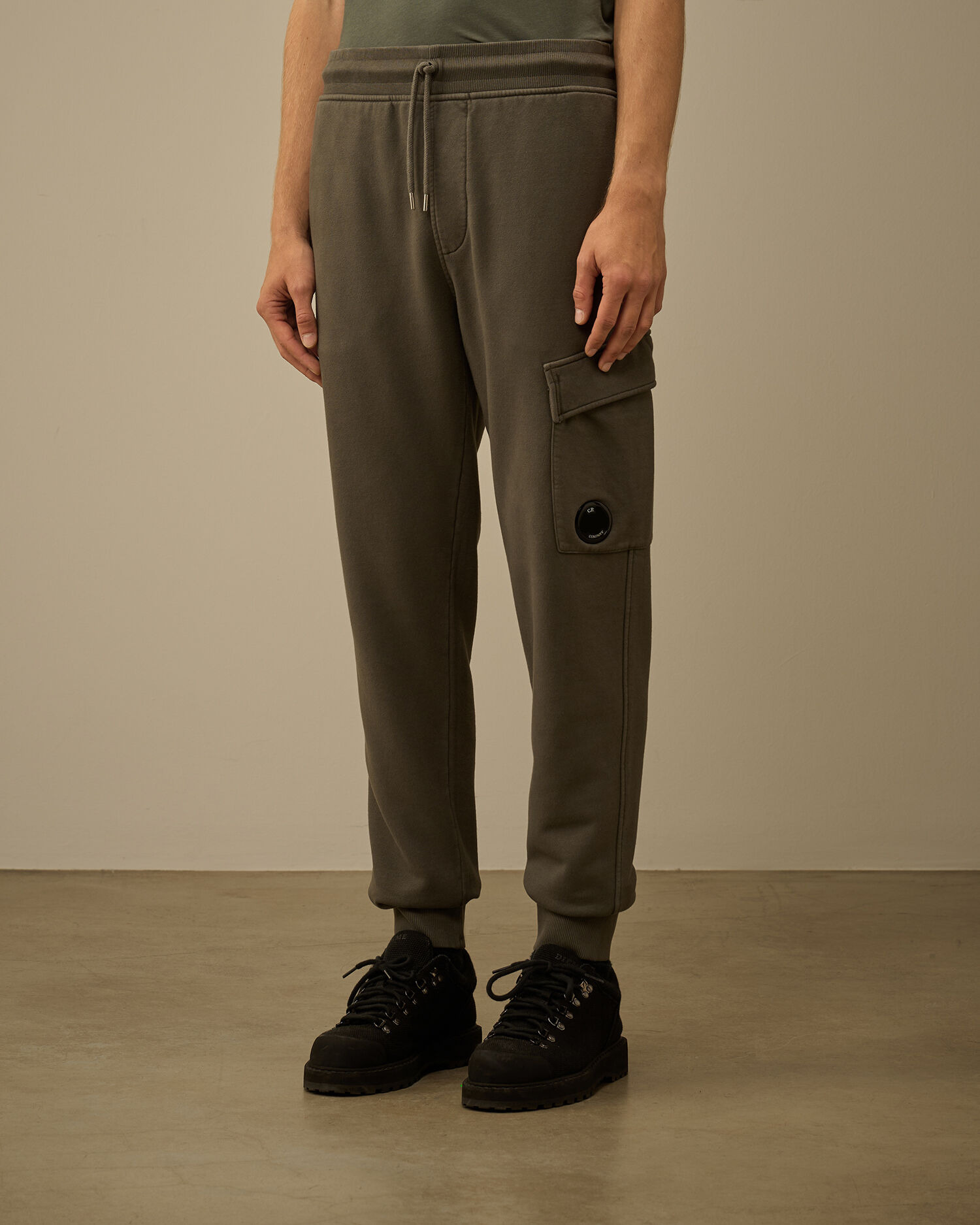 Brushed and Emerized Diagonal Fleece Cargo Lens Sweatpants - 3