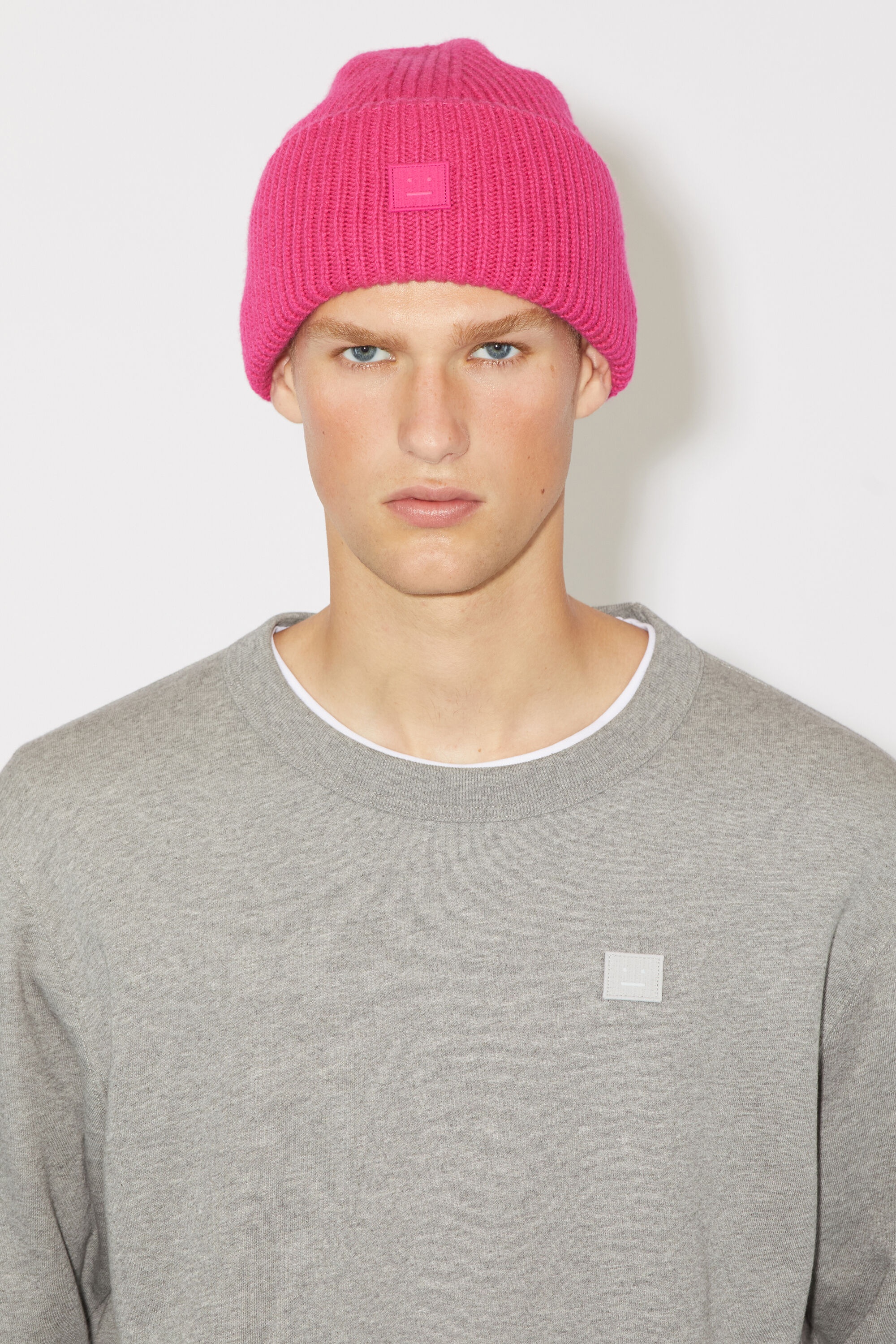 Small face logo beanie - Bright pink - 3